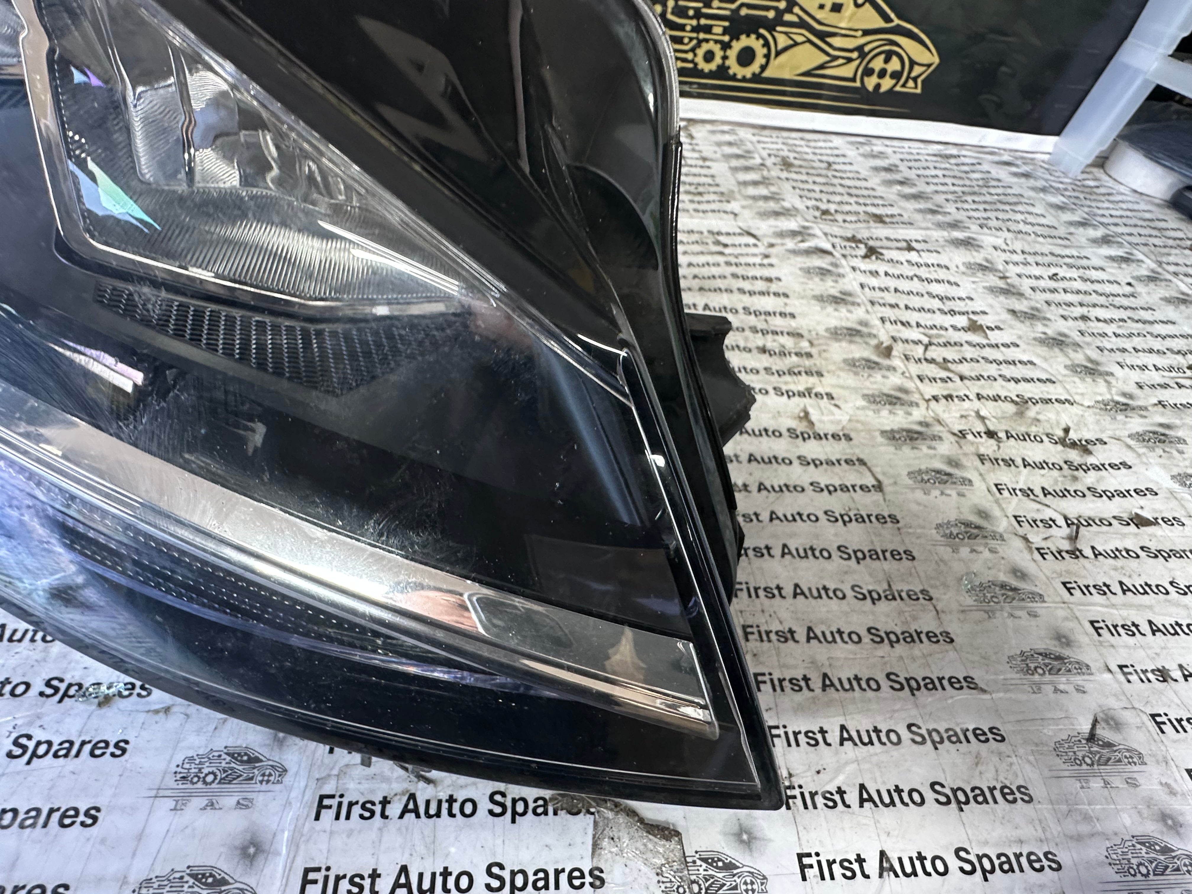 Volkswagen Golf MK7.5 (2013–2017) Right O/S Driver’s Halogen Headlight