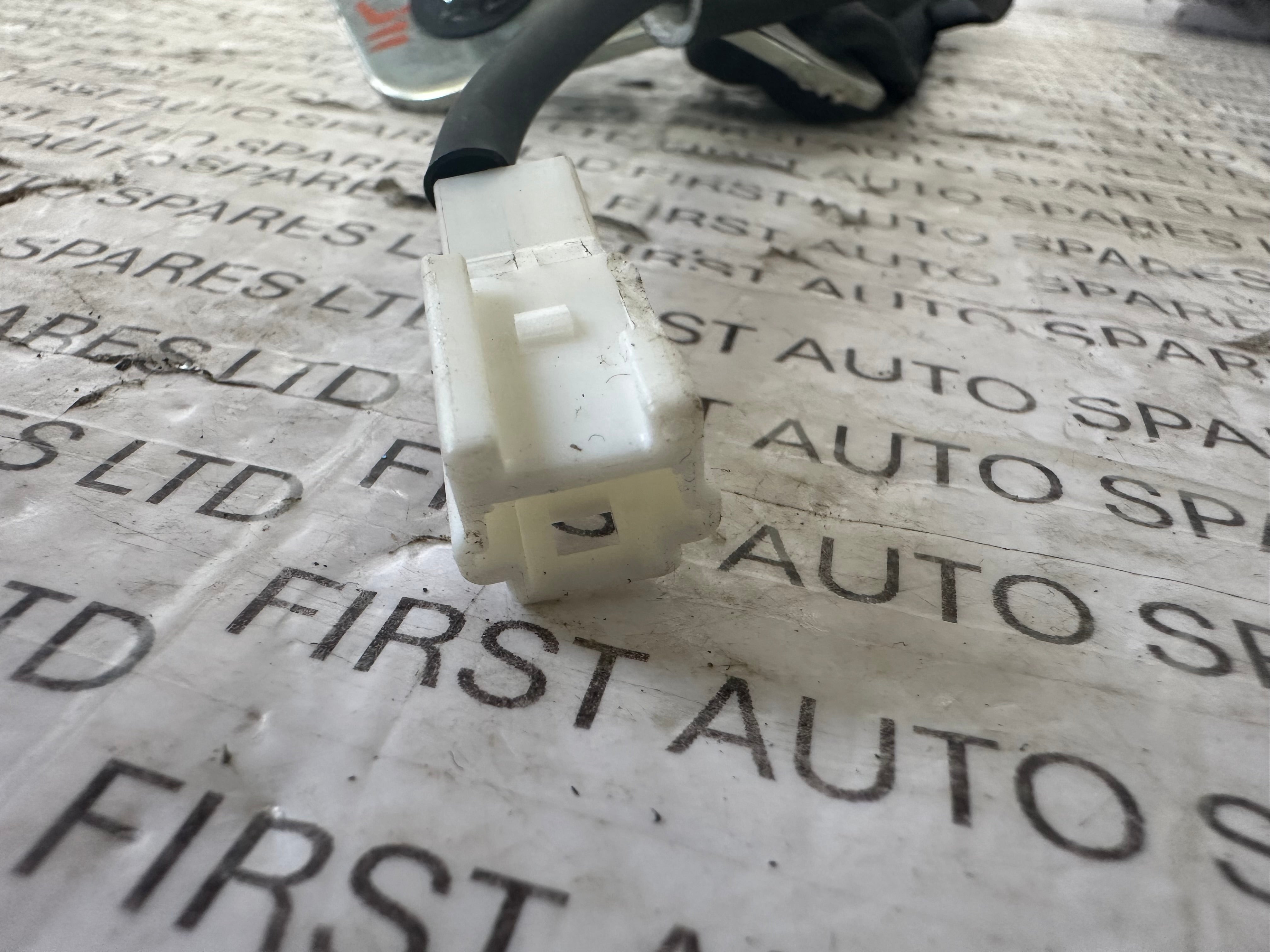 Nissan Qashqai Rear Left Side Seat Belt Buckle (308333210)