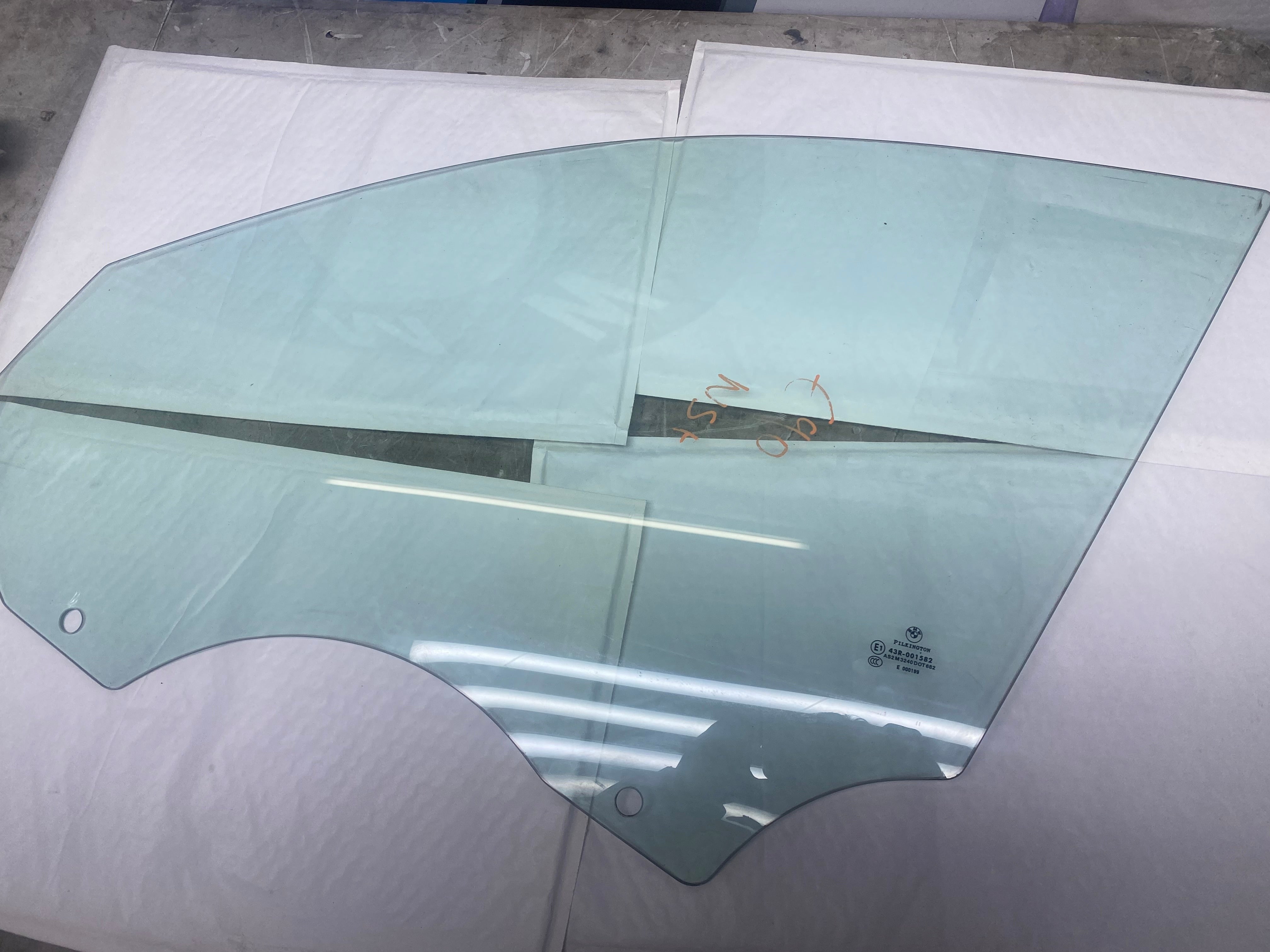 BMW E87 Front Passenger Side Window Glass – 2004–2011