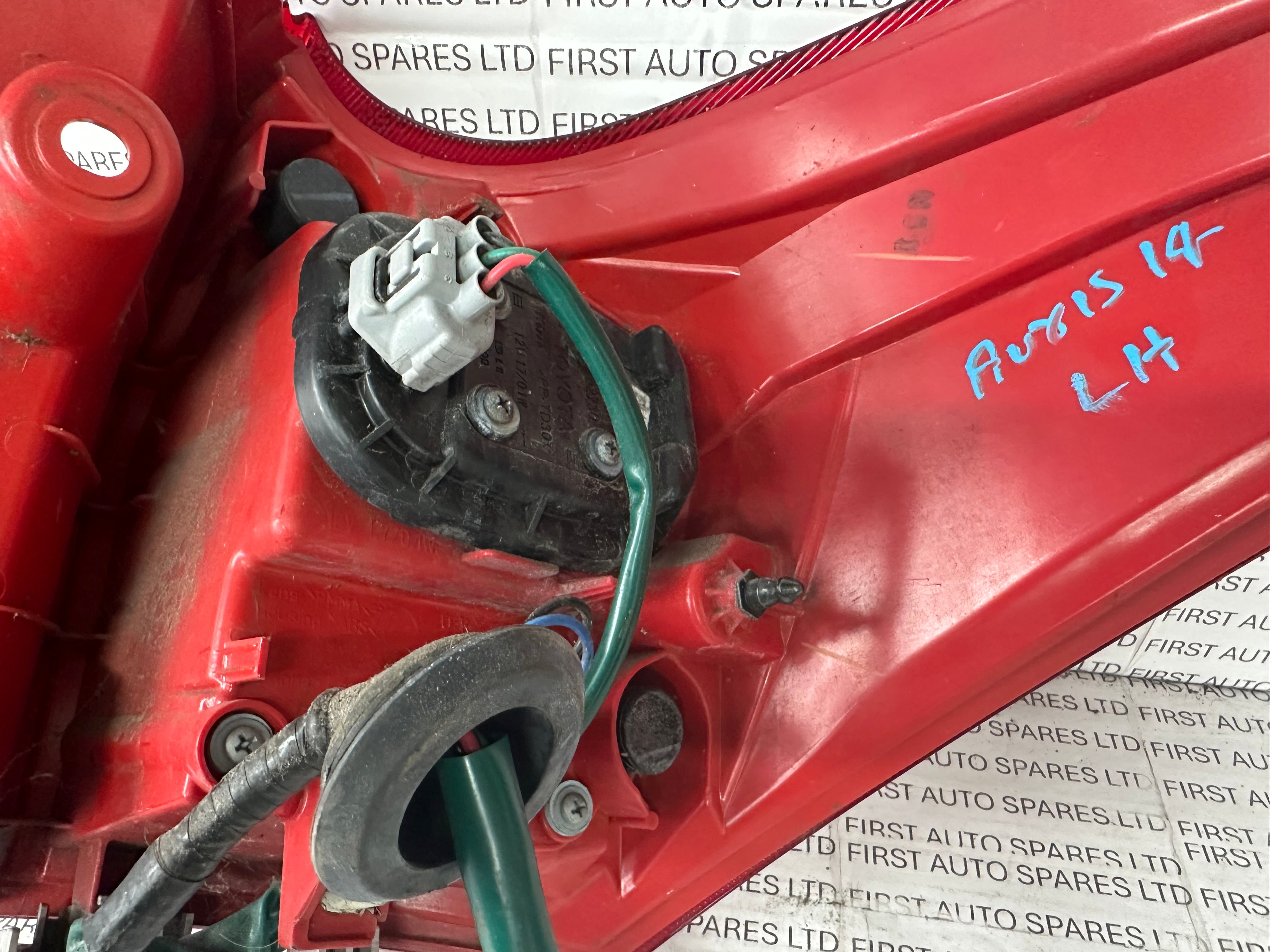 Toyota Auris Estate Left Rear Outer Tail Light (81556-02730)