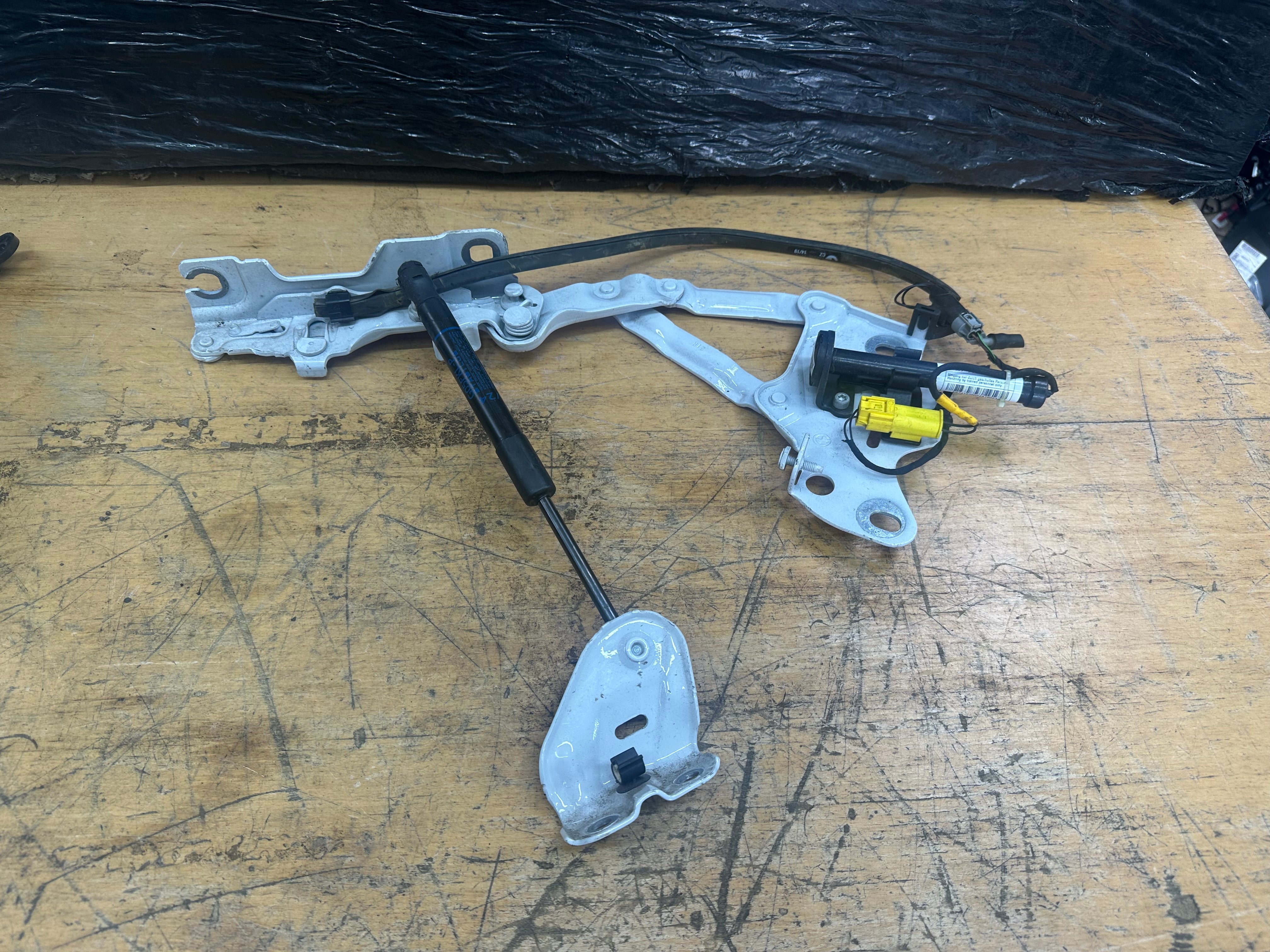 BMW X5 G05 2019 Right Driver’s Bonnet Hood Hinge with Actuator (7418202)