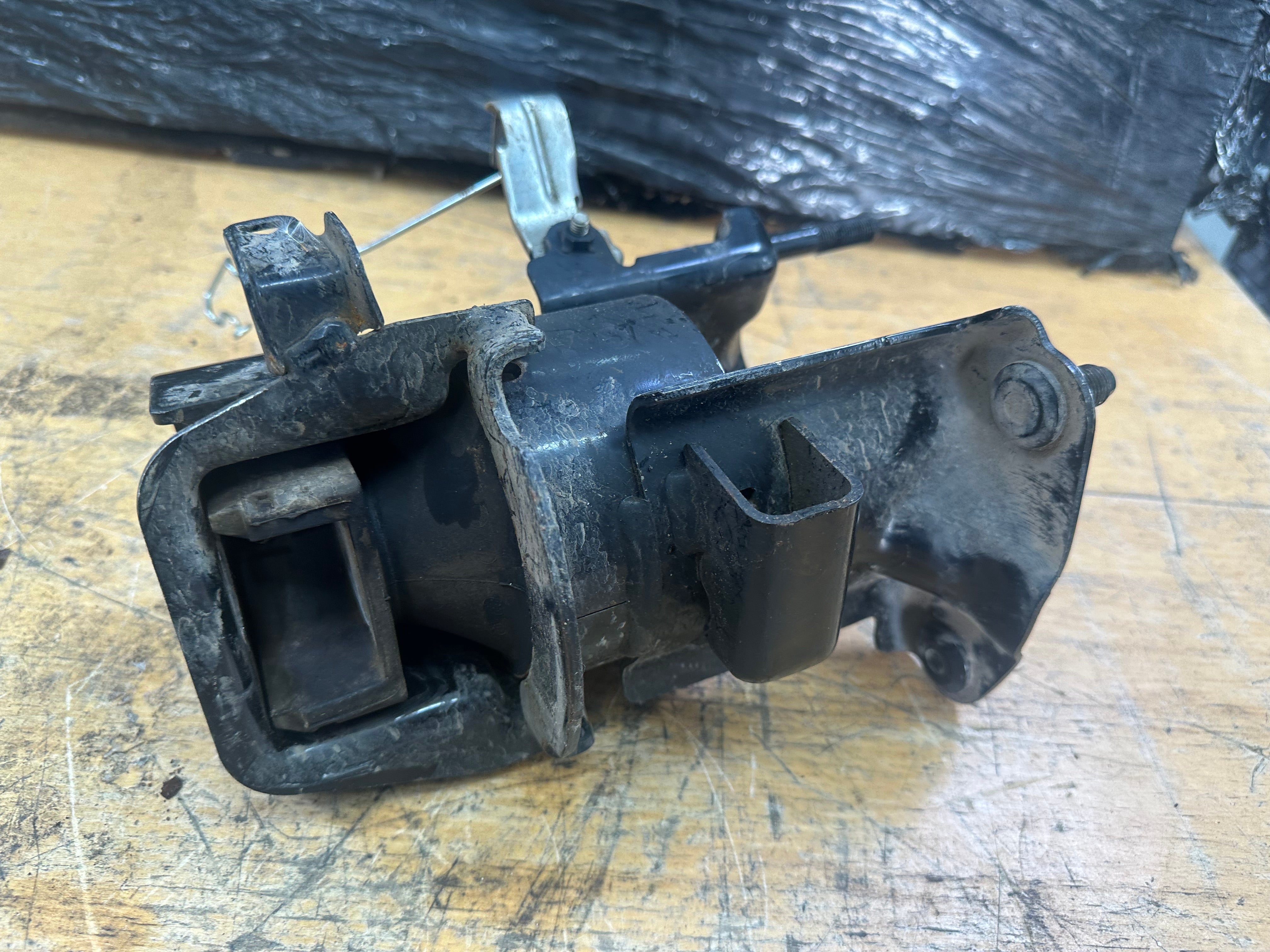 Toyota RAV4 2019-2023 MK5 Hybrid 2.5 Petrol Gearbox Mount Bracket T6 (M3041170)