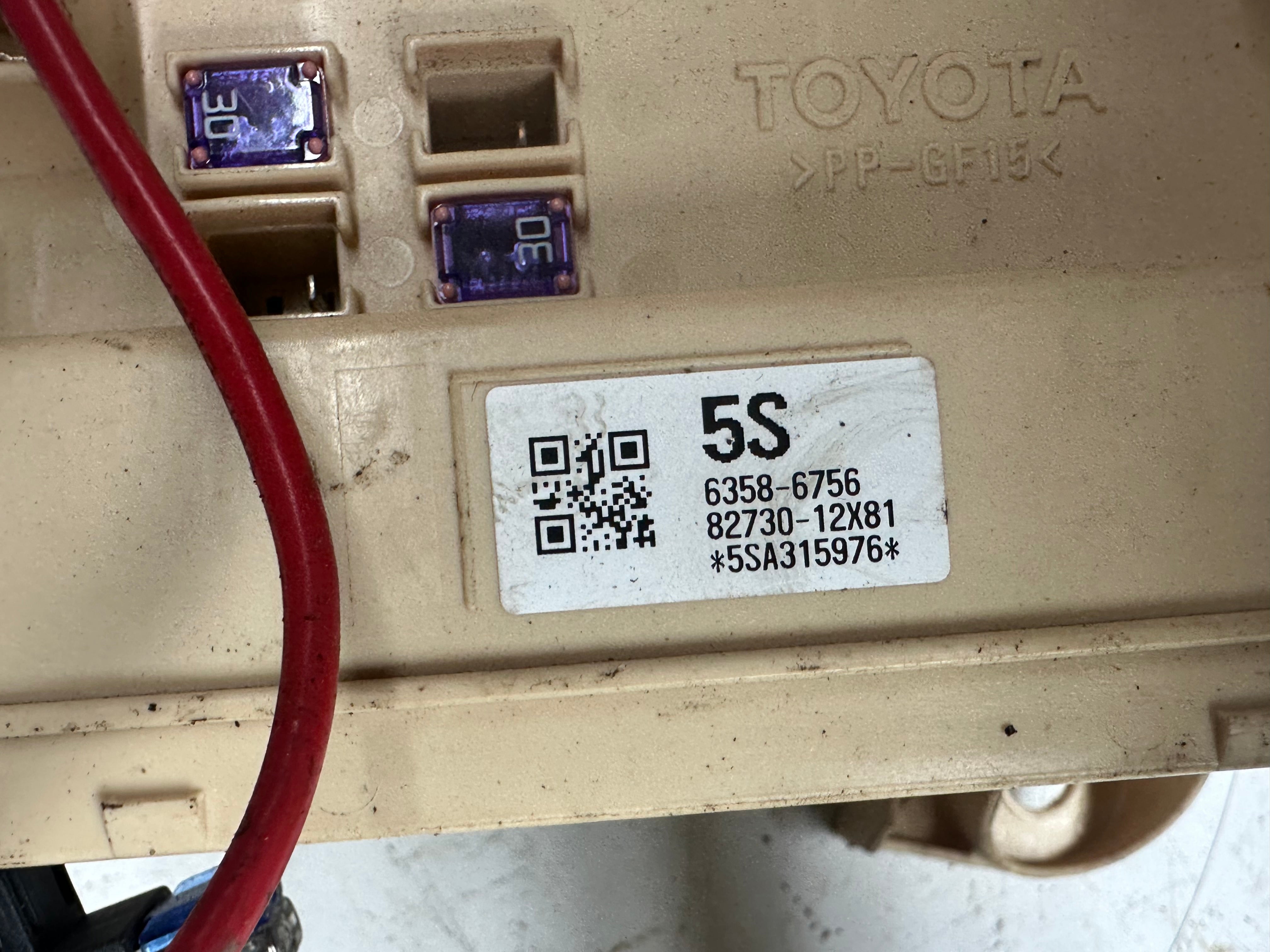 Toyota Auris Hybrid Body Control Module (6358-6756) (82730-12X81) 89221-02500)