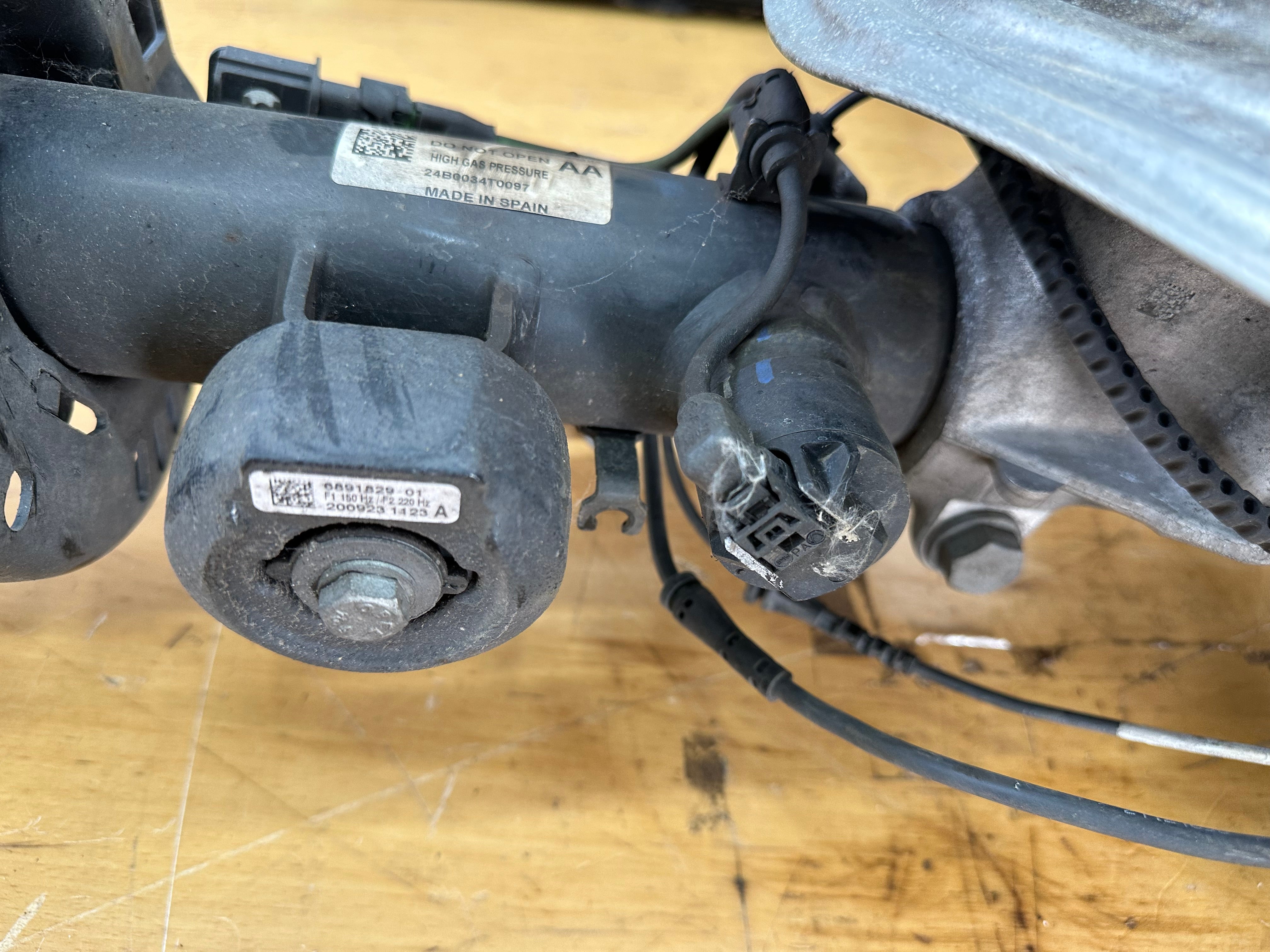 BMW 3 2019–24 Left Side Front Suspension Leg Complete M Sport (6891169 / 10817611)