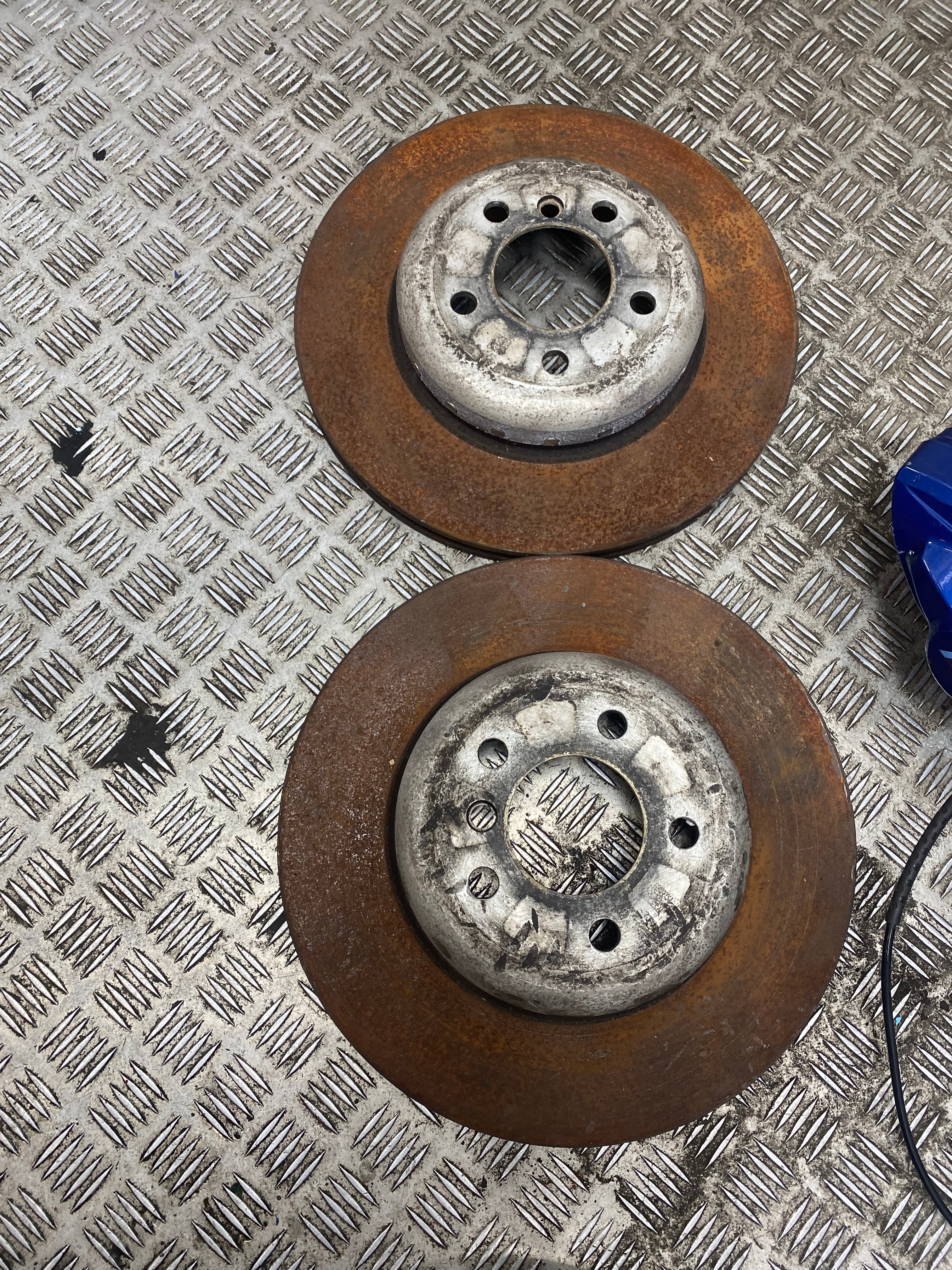 BMW 1 Series/2 Series/3 Series/4 Series M Sport Brake Caliper Set & Brake Discs – F20/F22/F30/F32/F33/F36 – 2012–2019 (6799465 / 6799461)
