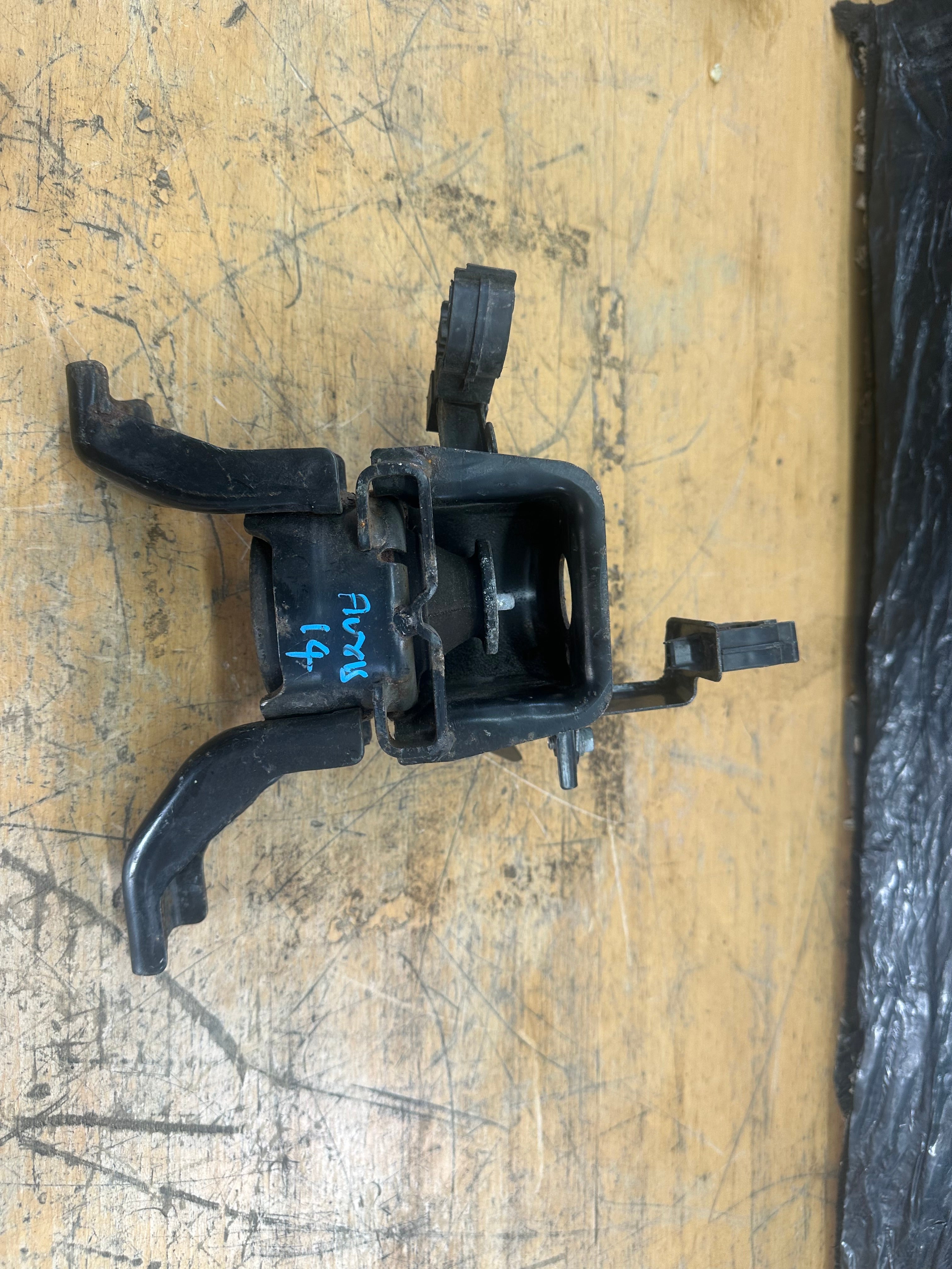 Toyota Auris 2014 Engine Mount Right Driver’s Side