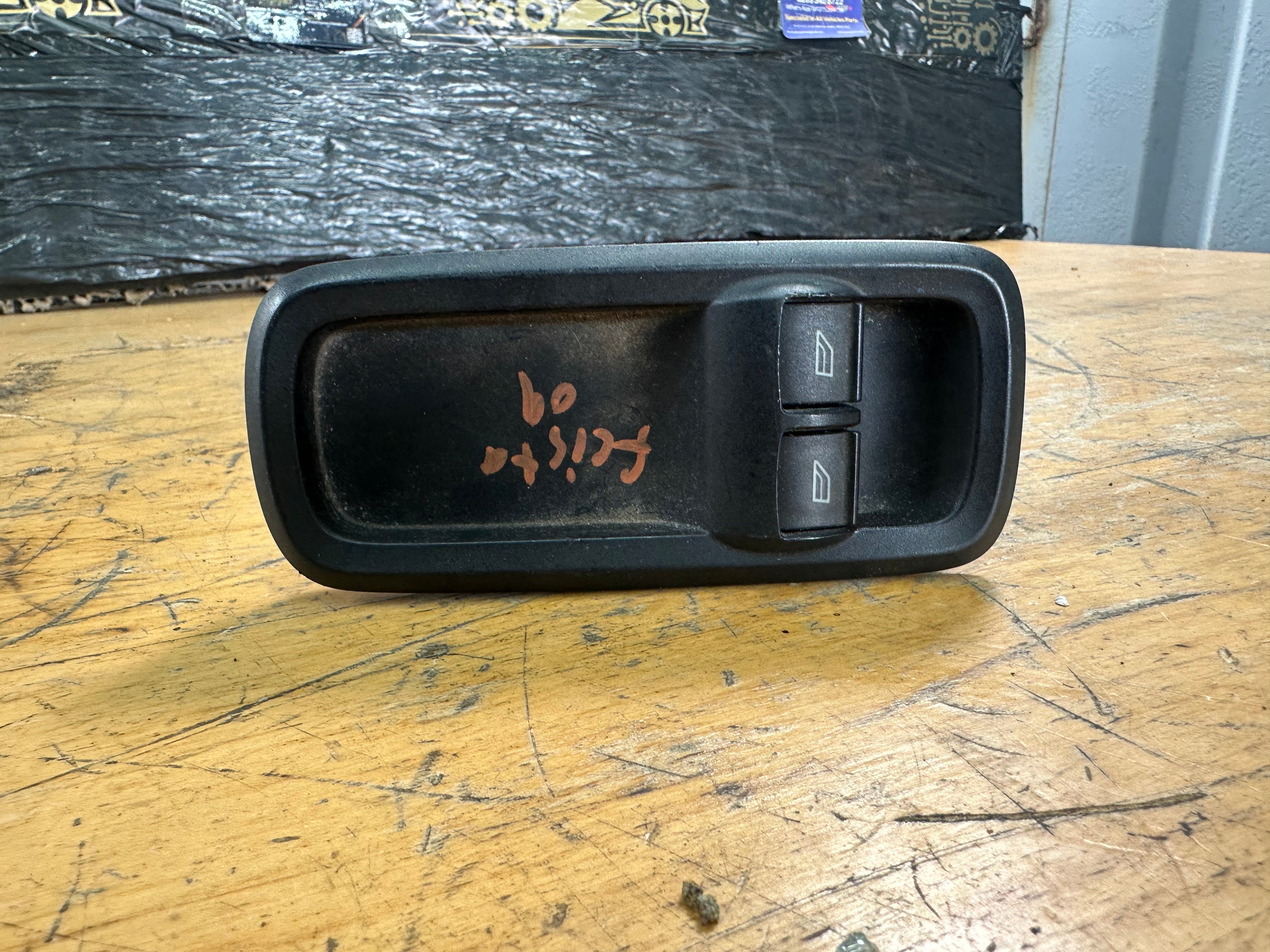 Ford Fiesta Front Right Driver’s O/S/F Window Switch Buttons (8A6T14A132BC)