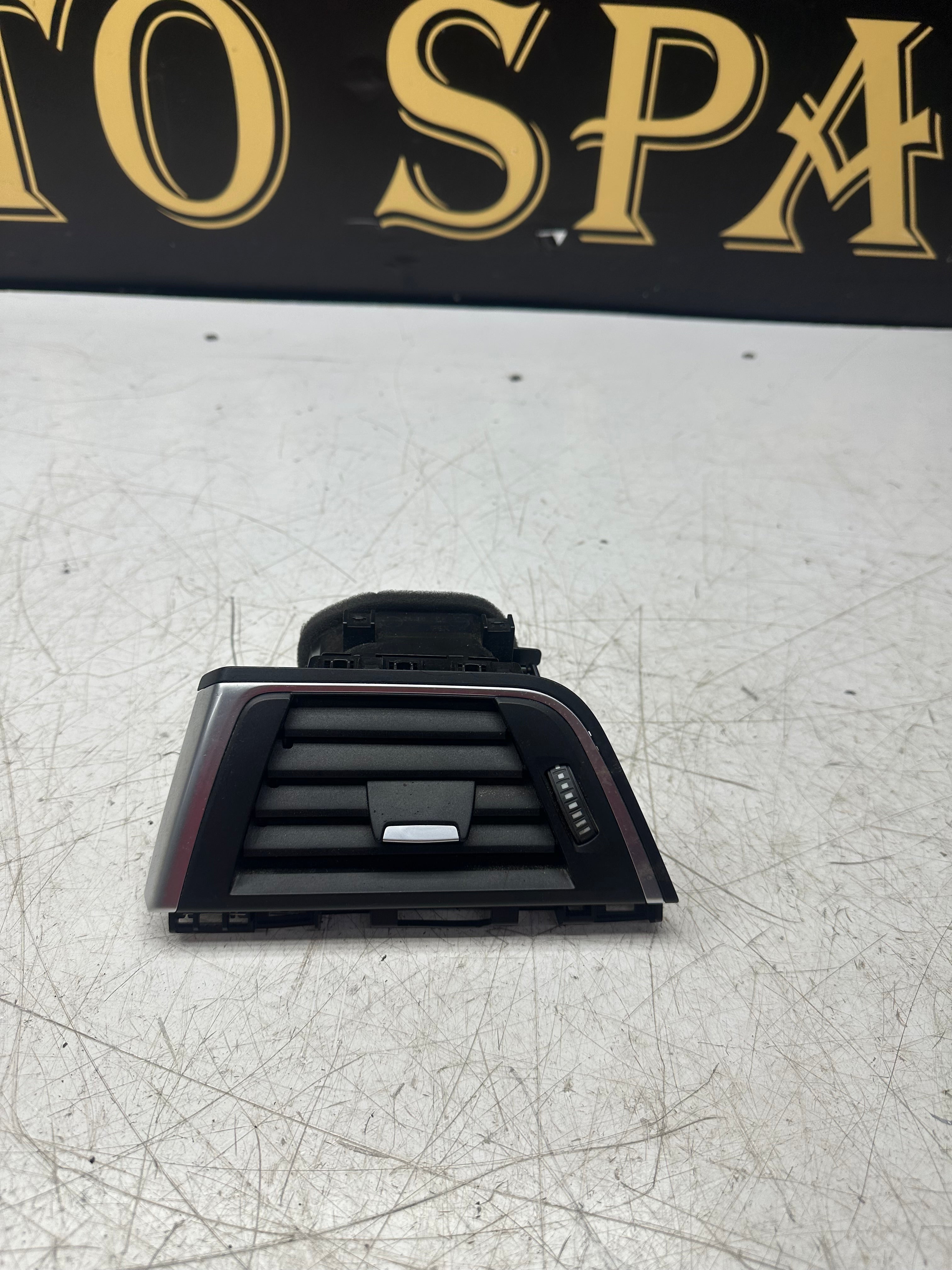 BMW 3 Series F30 LCI Passenger Side Air Vent (2015–2019)(9346226)