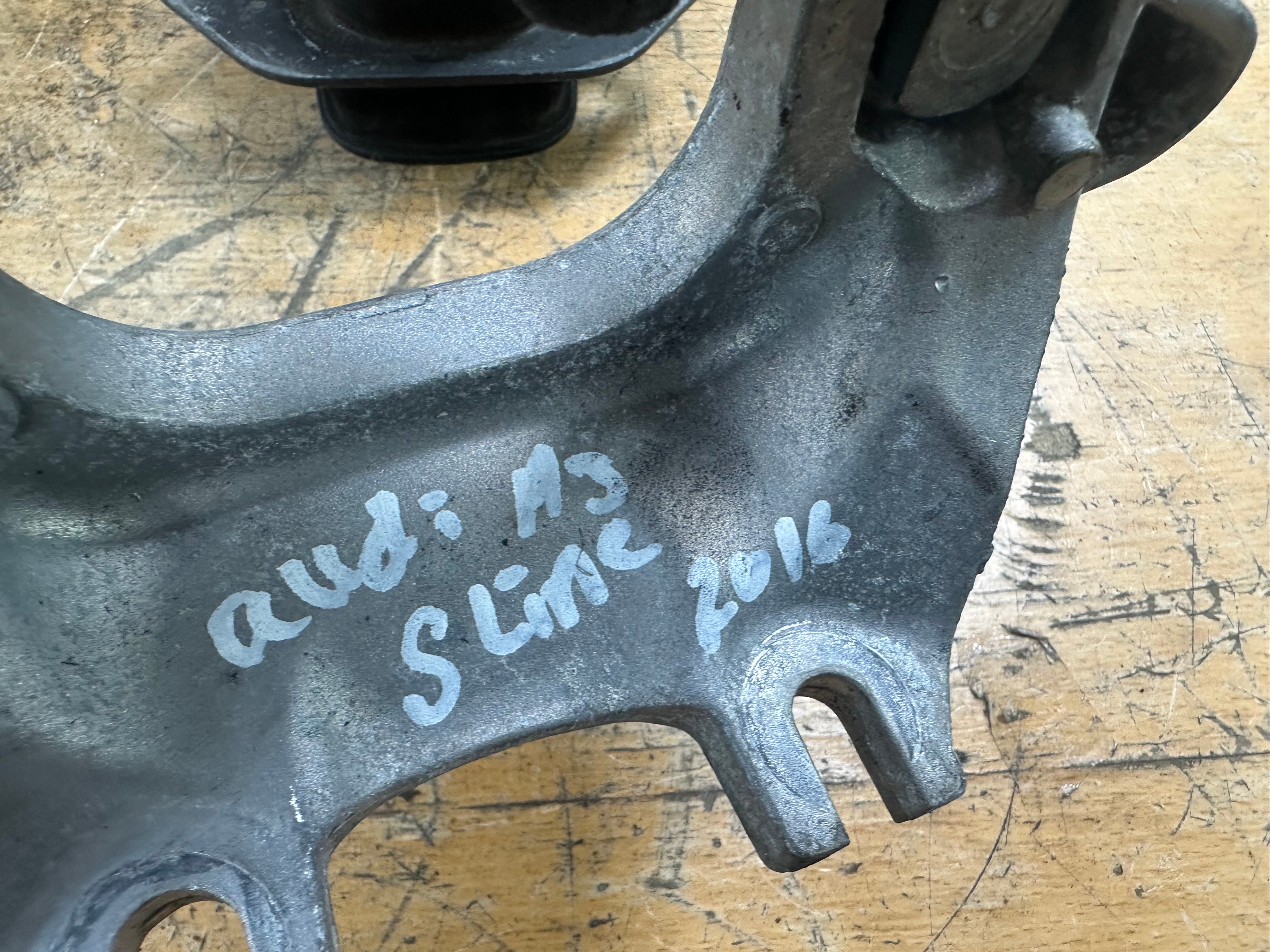 Renault & Nissan Juke F16 1.0 Petrol N/S Passenger Left Front Engine Mount (112532302R)