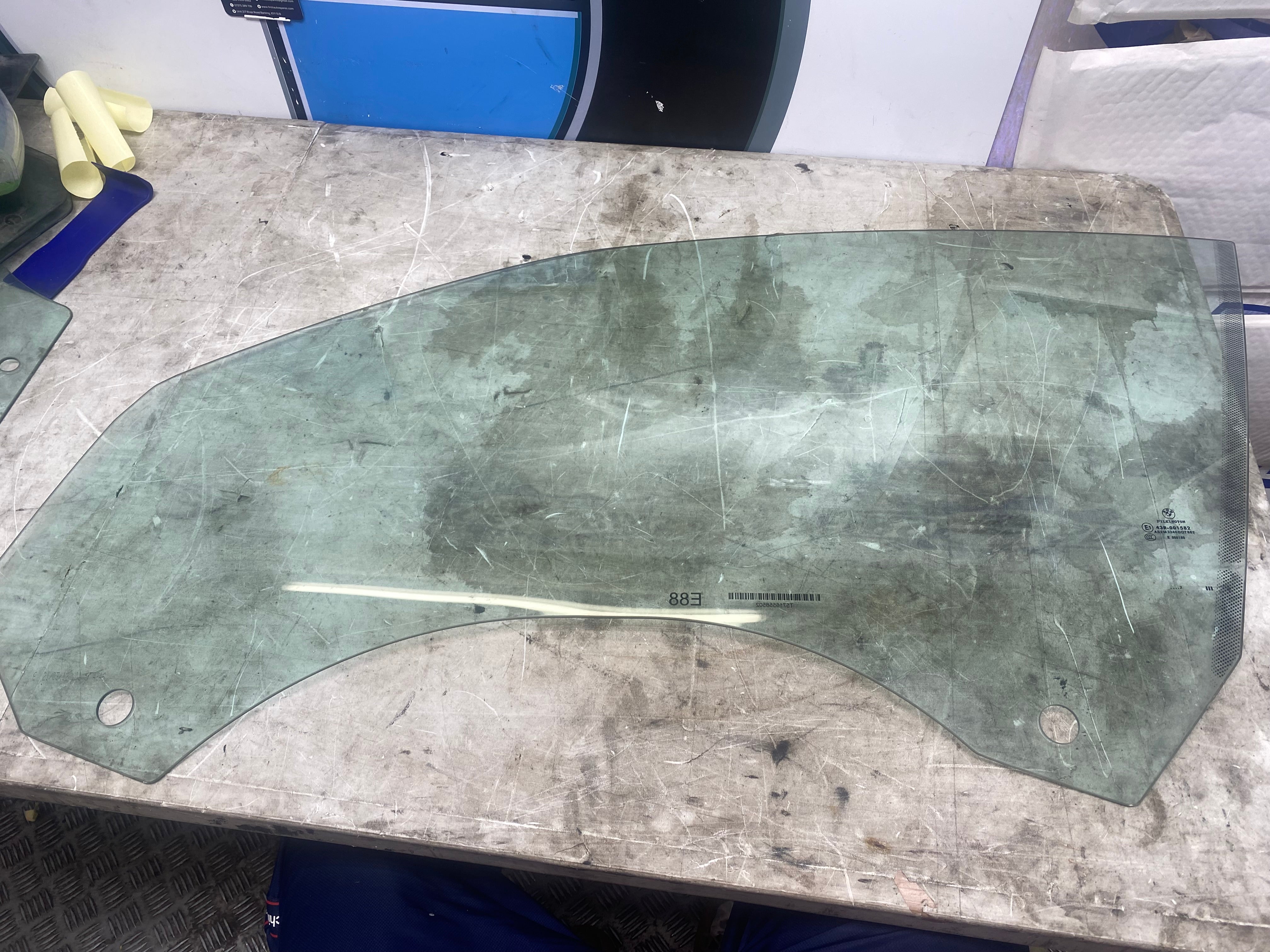 BMW 1 Series E88 Front Passenger Side Window Glass 2007–2013