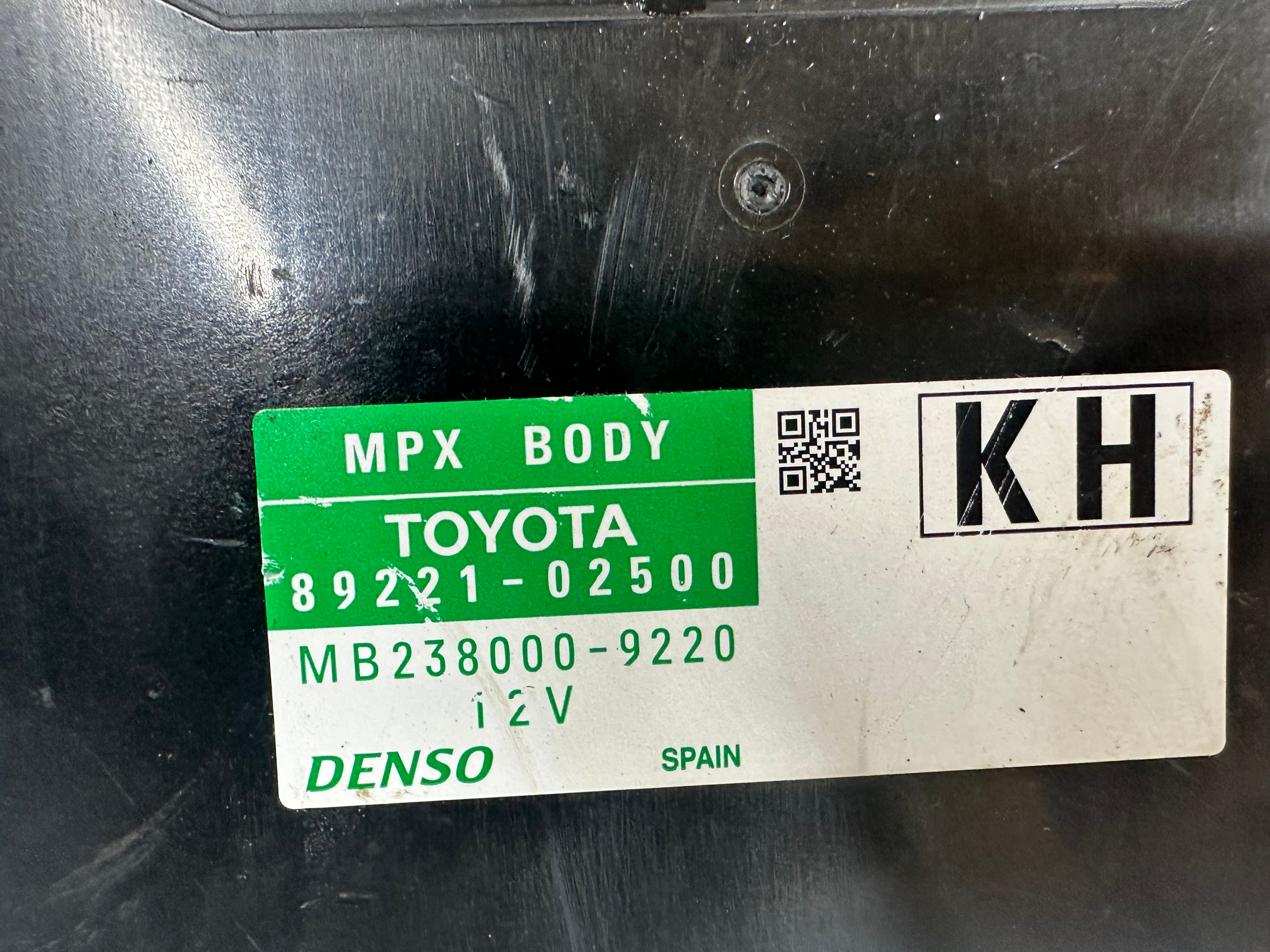 Toyota Auris Hybrid Body Control Module (6358-6756) (82730-12X81) 89221-02500)