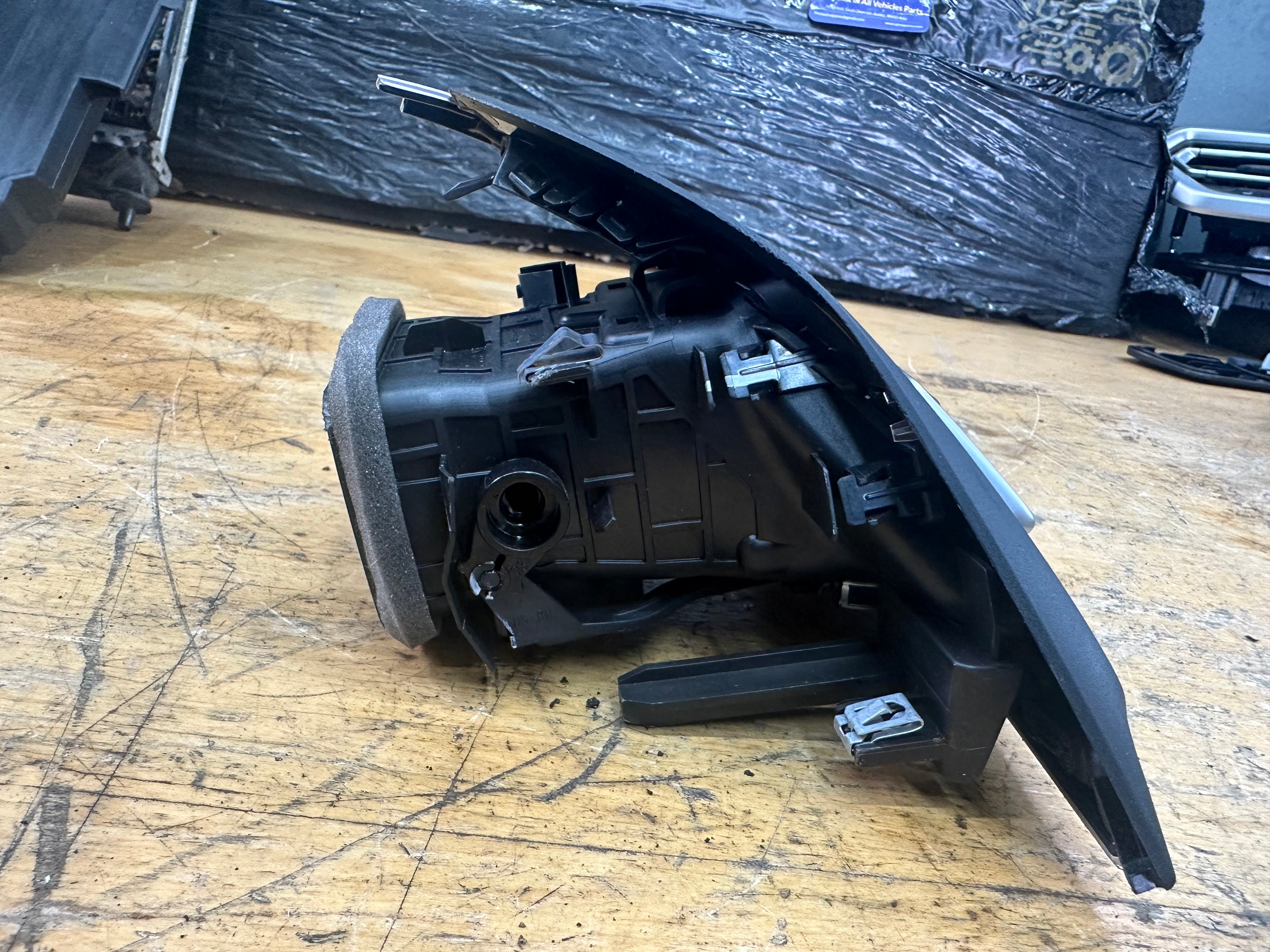 BMW G01 G02 G08 X3 X4 Driver’s Right Side Air Vent (9871600) (9871600-06)