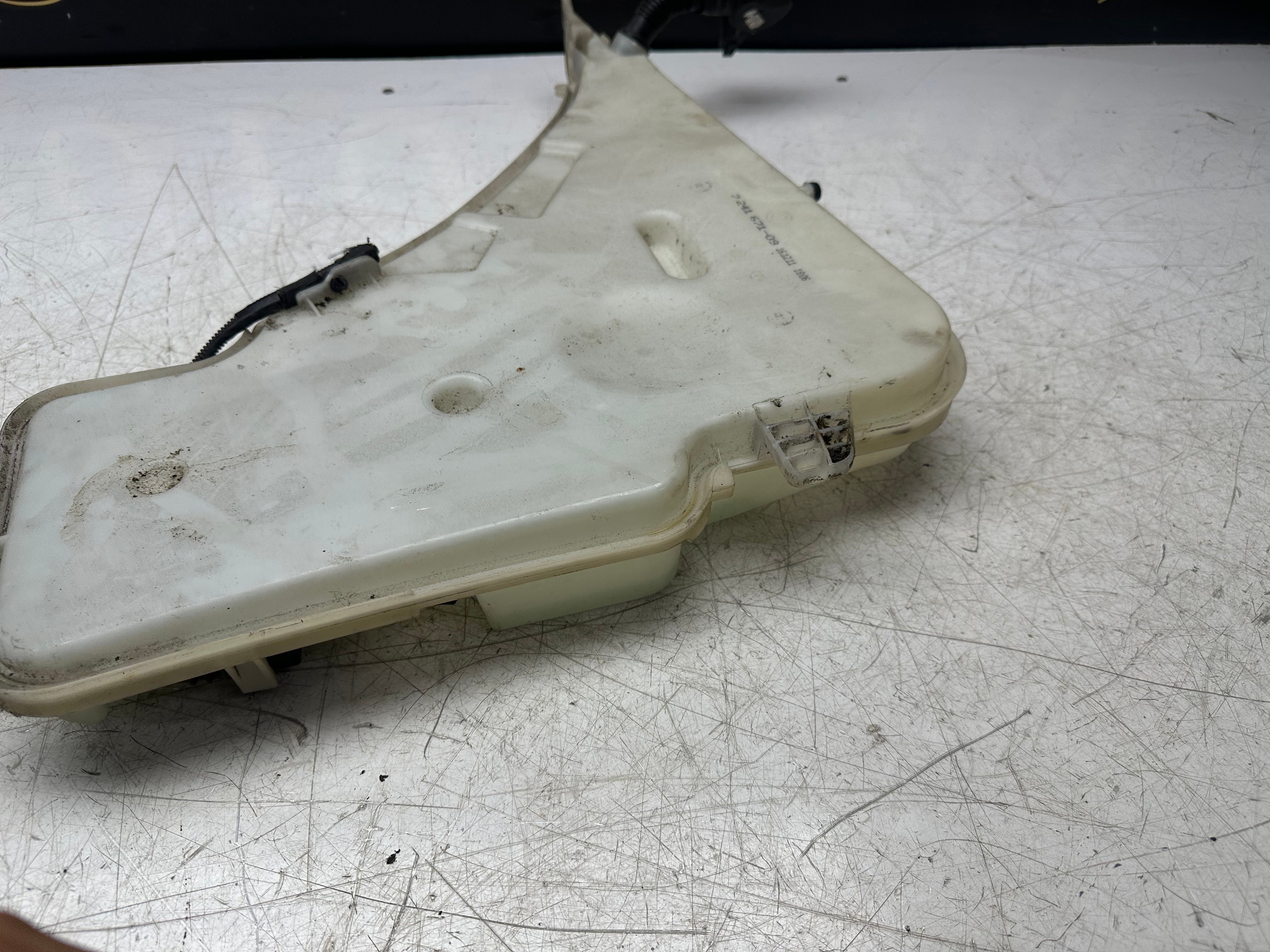 BMW 3 Series F30 Windscreen Washer Bottle & Pump (2011–2019)(7241671-09 )