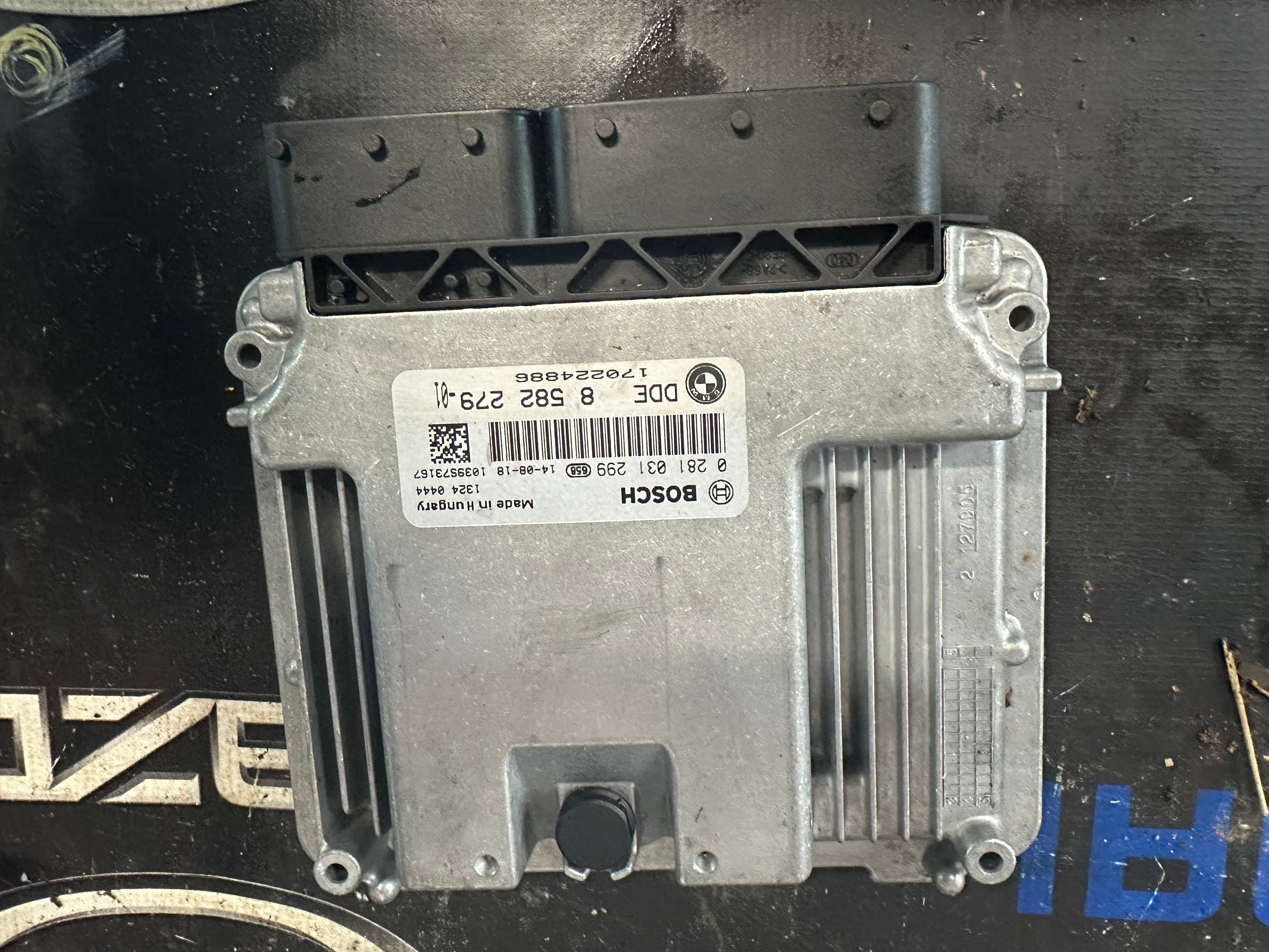 BMW Engine Control Unit (ECU) (DDE 8582279-01)