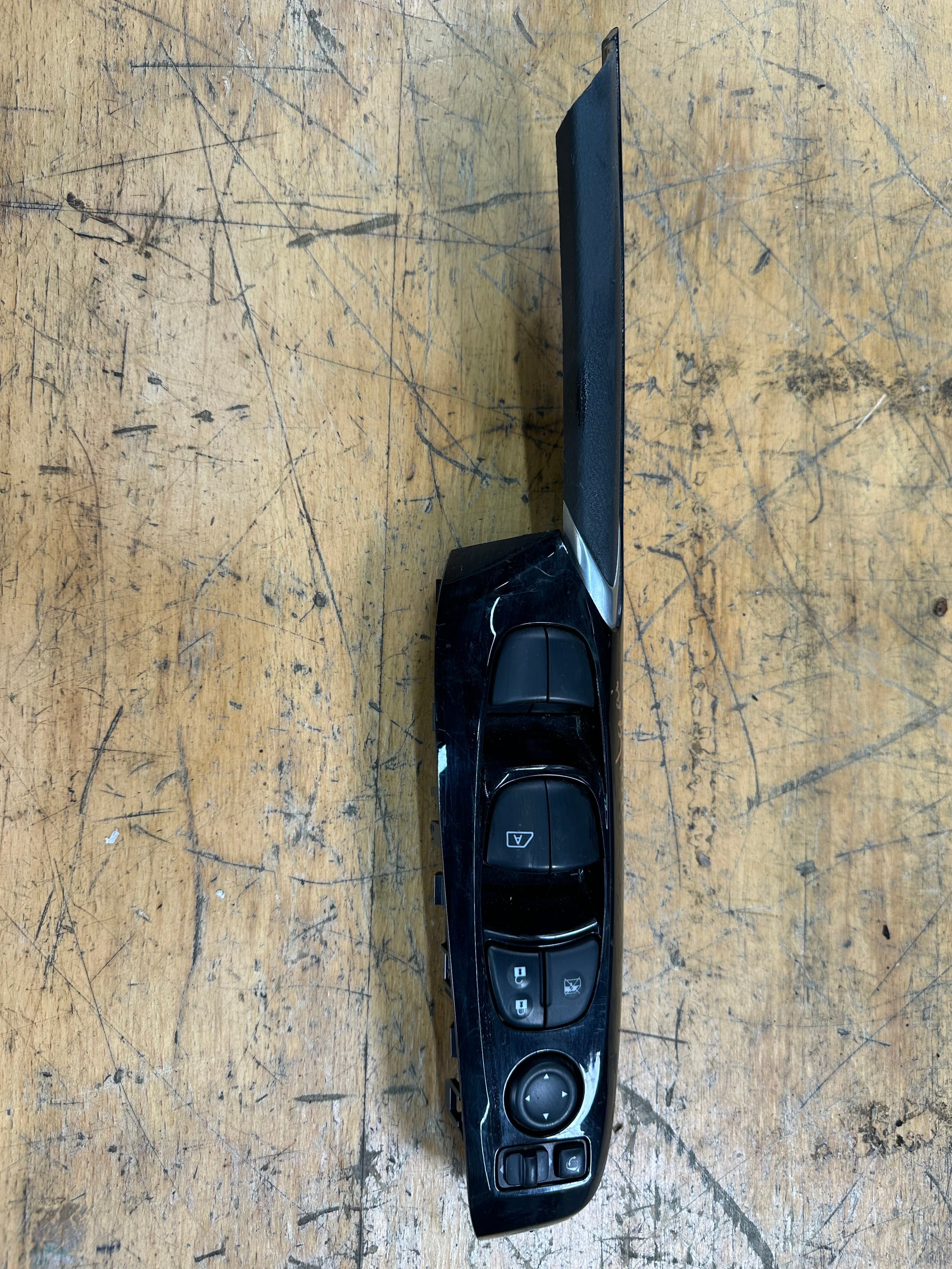 Nissan Qashqai 2019 Front Right Driver’s Electric Window Switch (220117SN1)