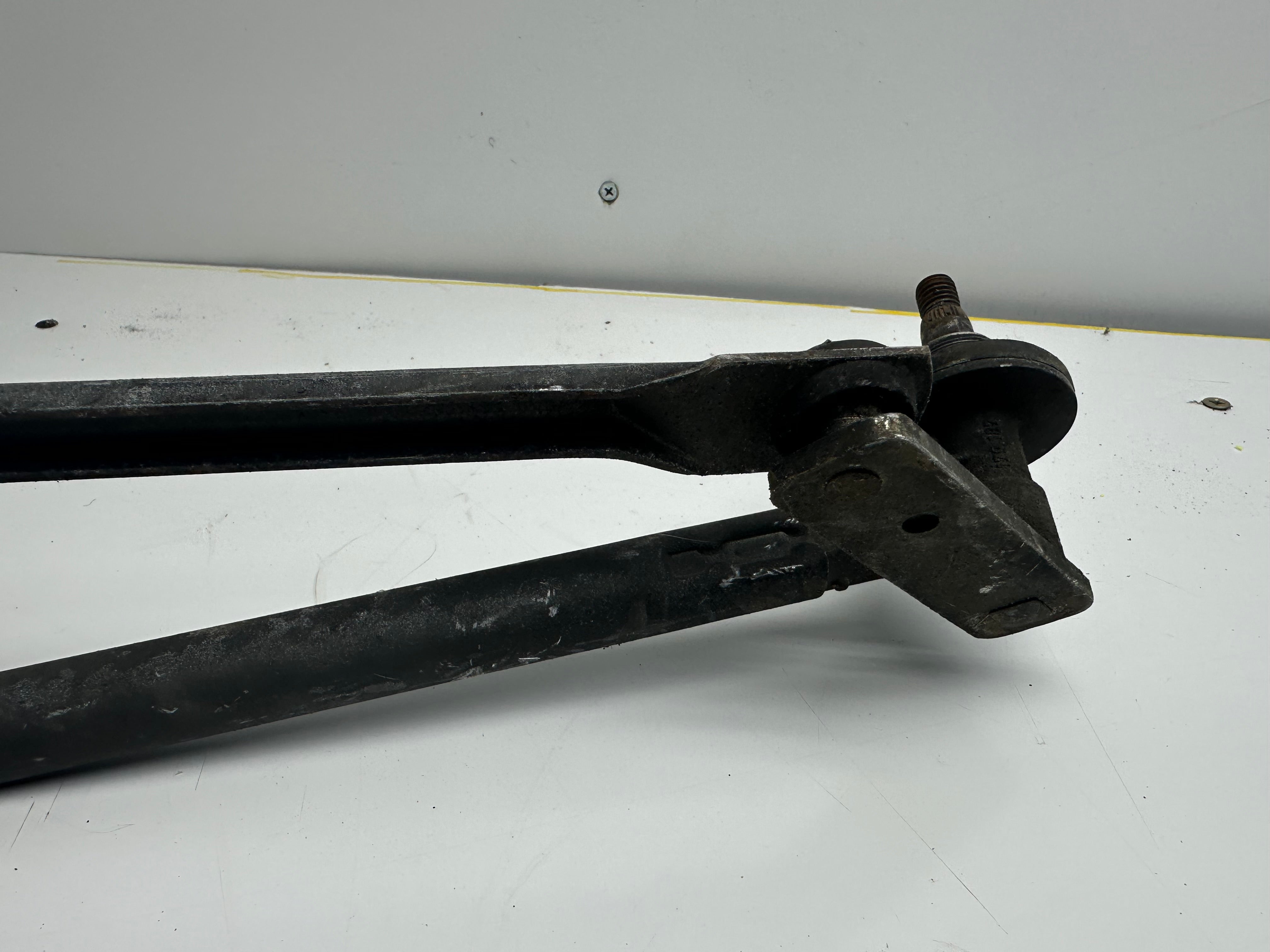 Mercedes Sprinter Front Wiper Motor & Linkage (405.147 12V)