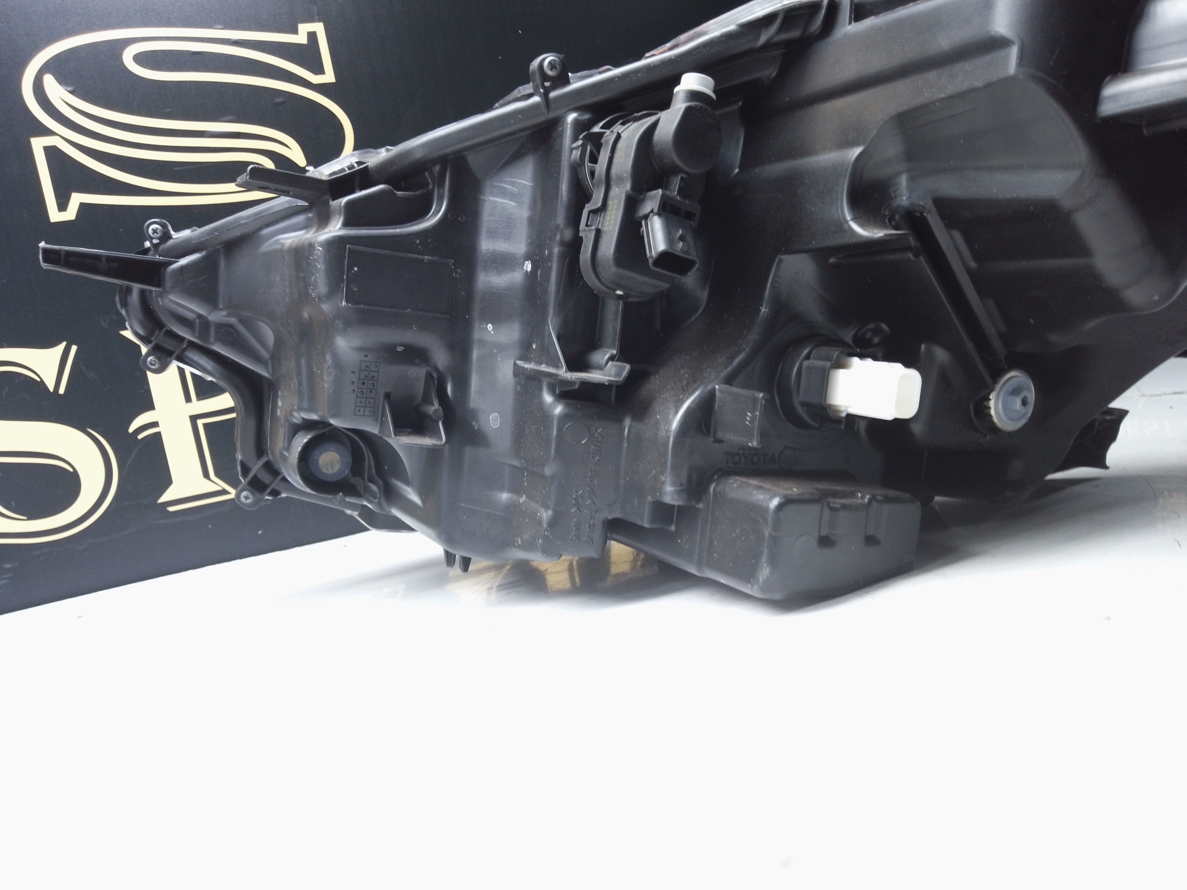 Toyota Yaris 2019–2023 Right Headlight