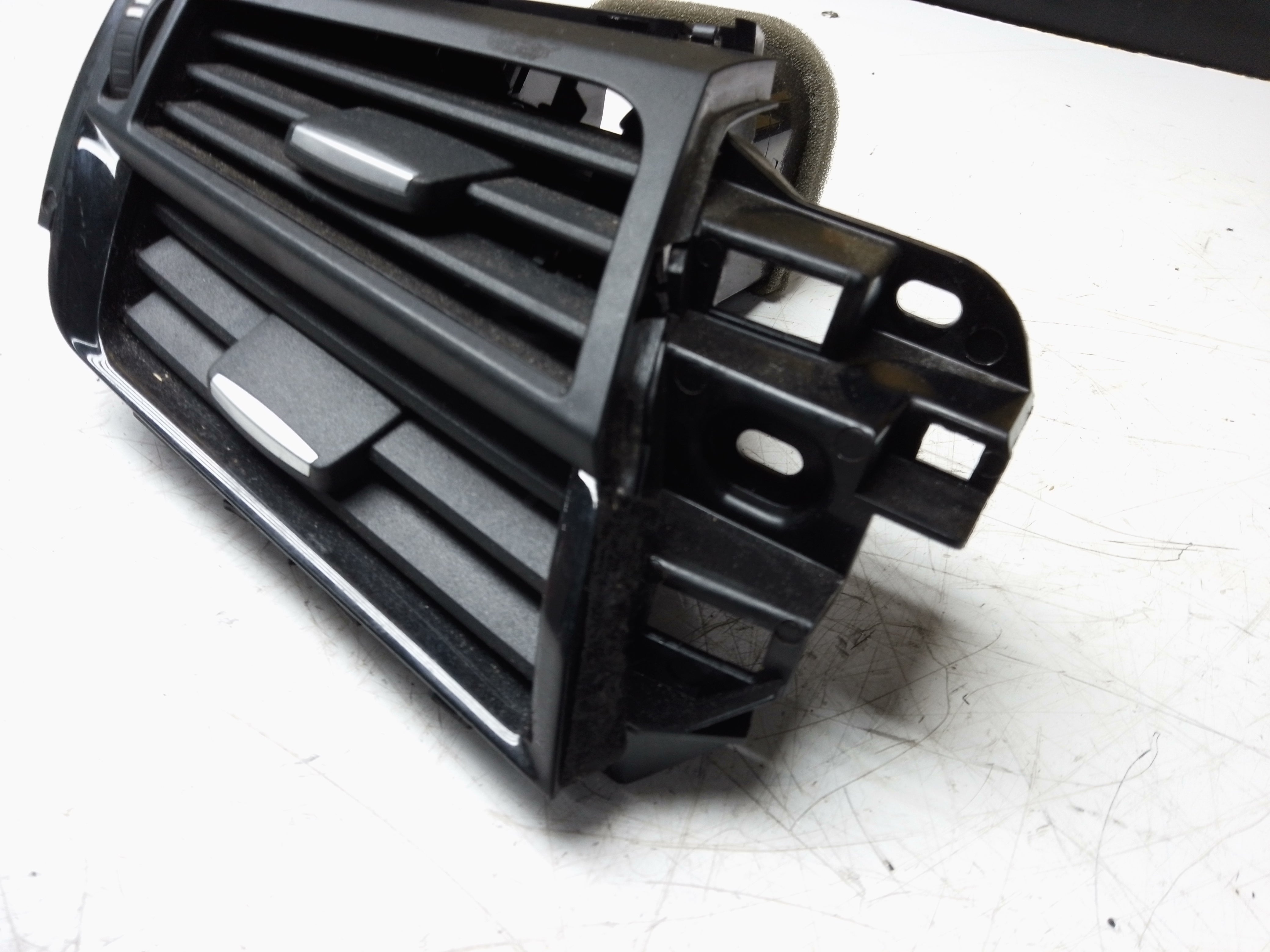 BMW X5 F15 2016 Front Left Side Dashboard Air Vent (9270516 / 9252649)