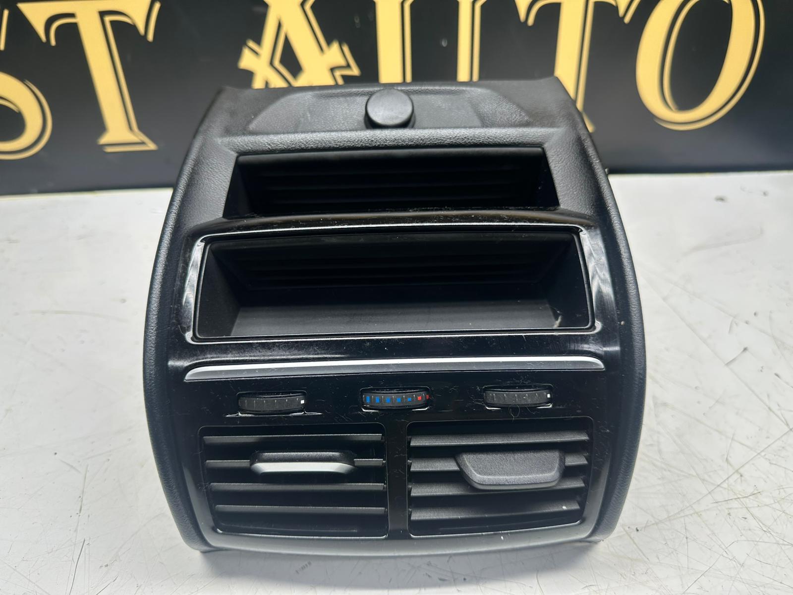 BMW 530e 2018 Centre Console Rear Air Vent Unit (51169330681)