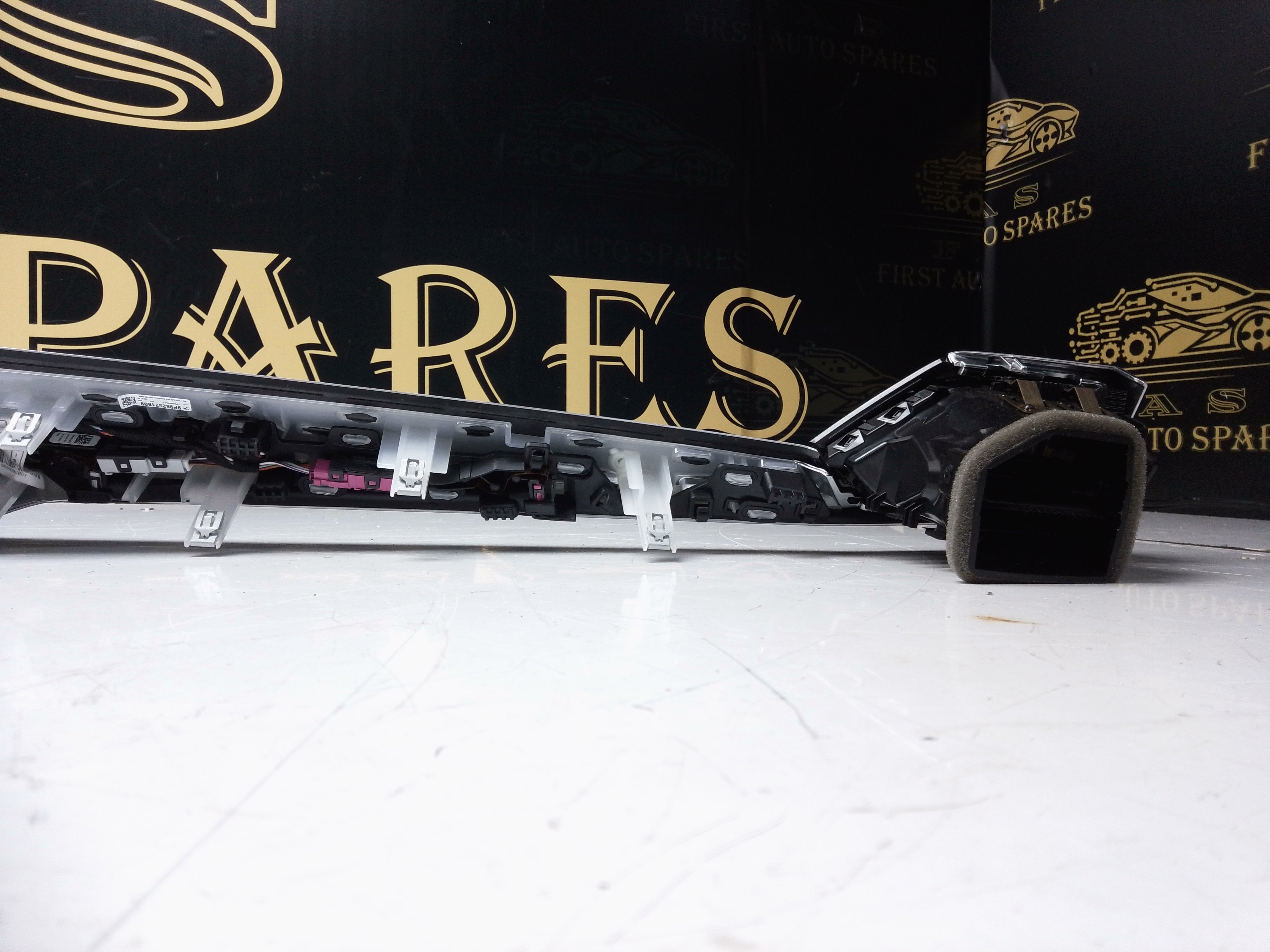 BMW 3 Series G20 G21 2023–2024 Dashboard Glove Box Trim (9P962571809)