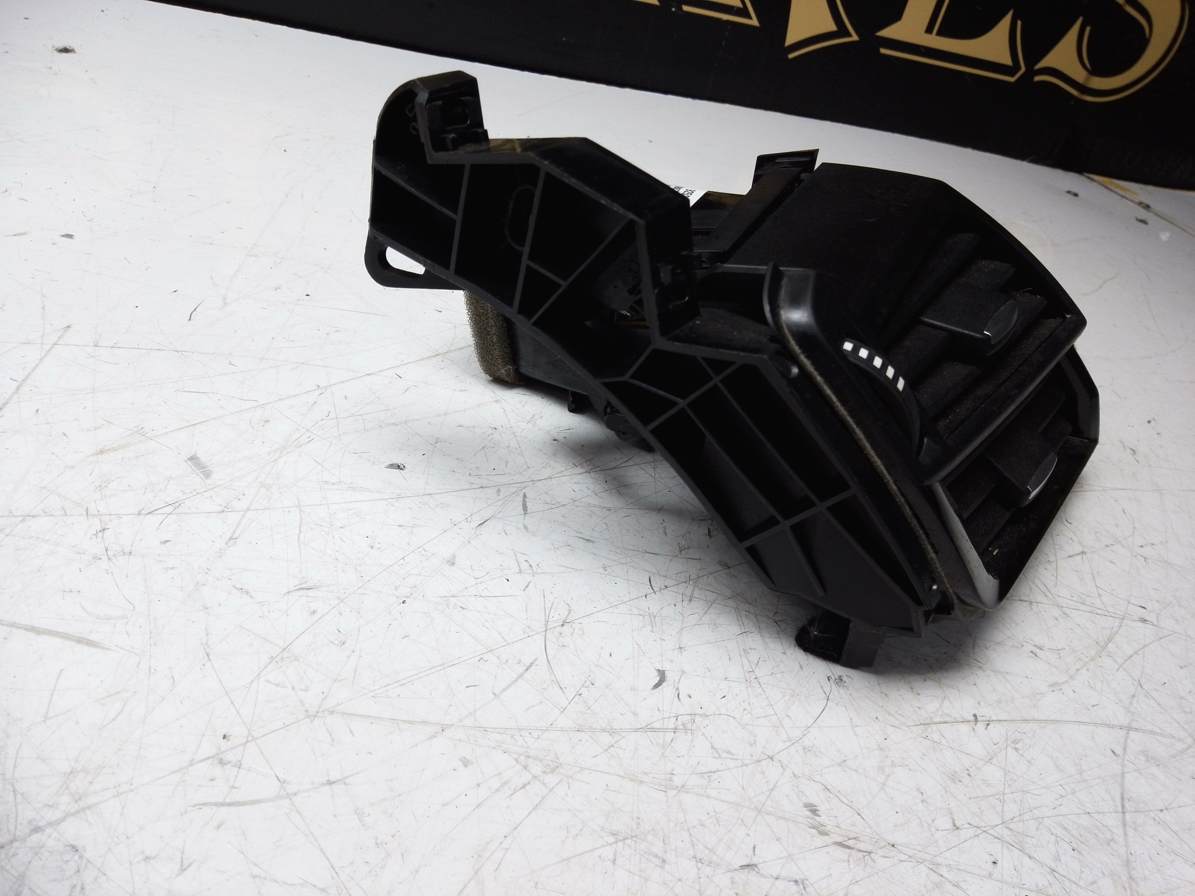 BMW X5 F15 2016 Front Left Side Dashboard Air Vent (9270516 / 9252649)