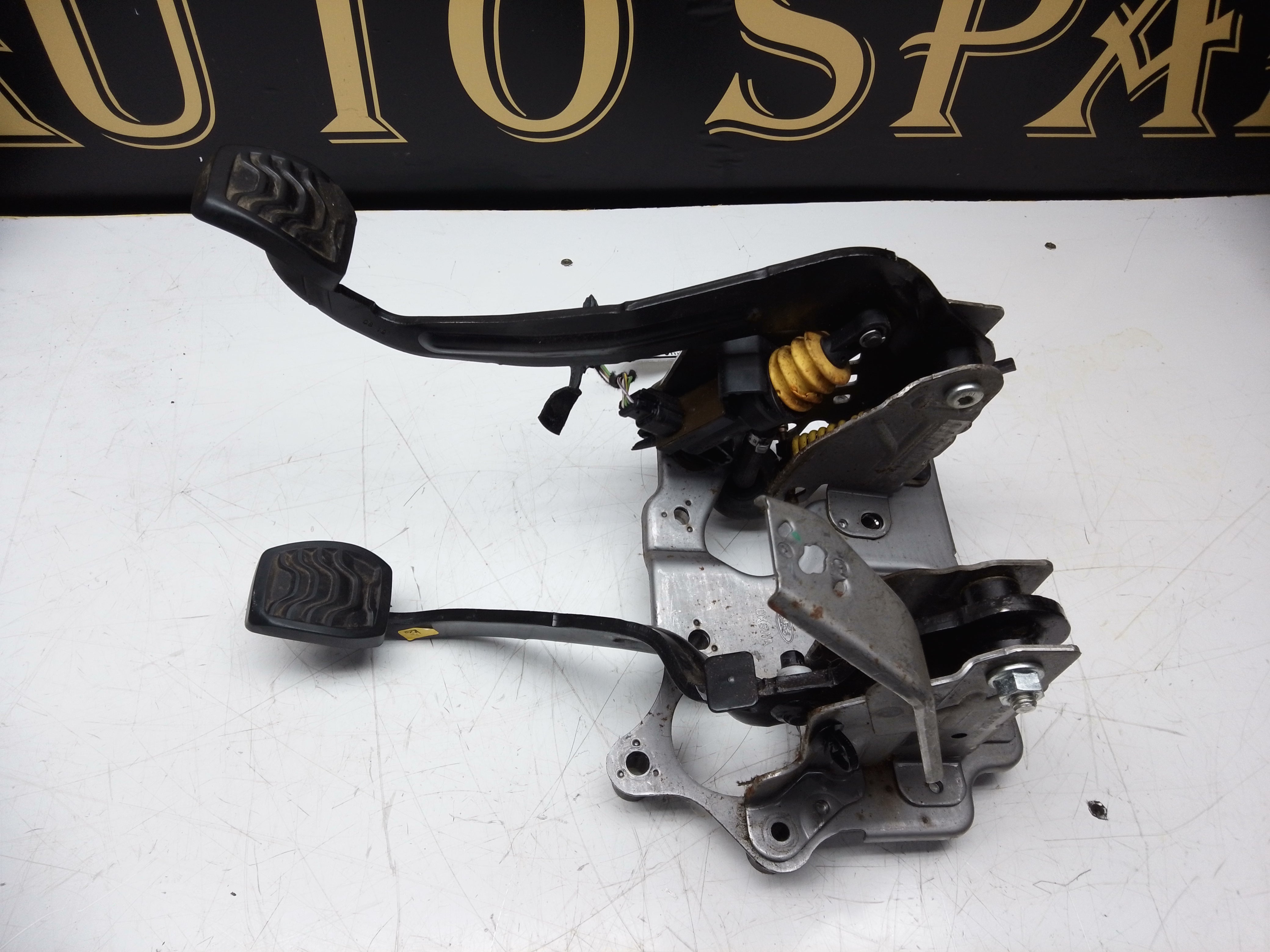 Ford Transit 2021 Brake & Clutch Pedal (GK2T-2B325-HA) (EE01-E-12851392-033)