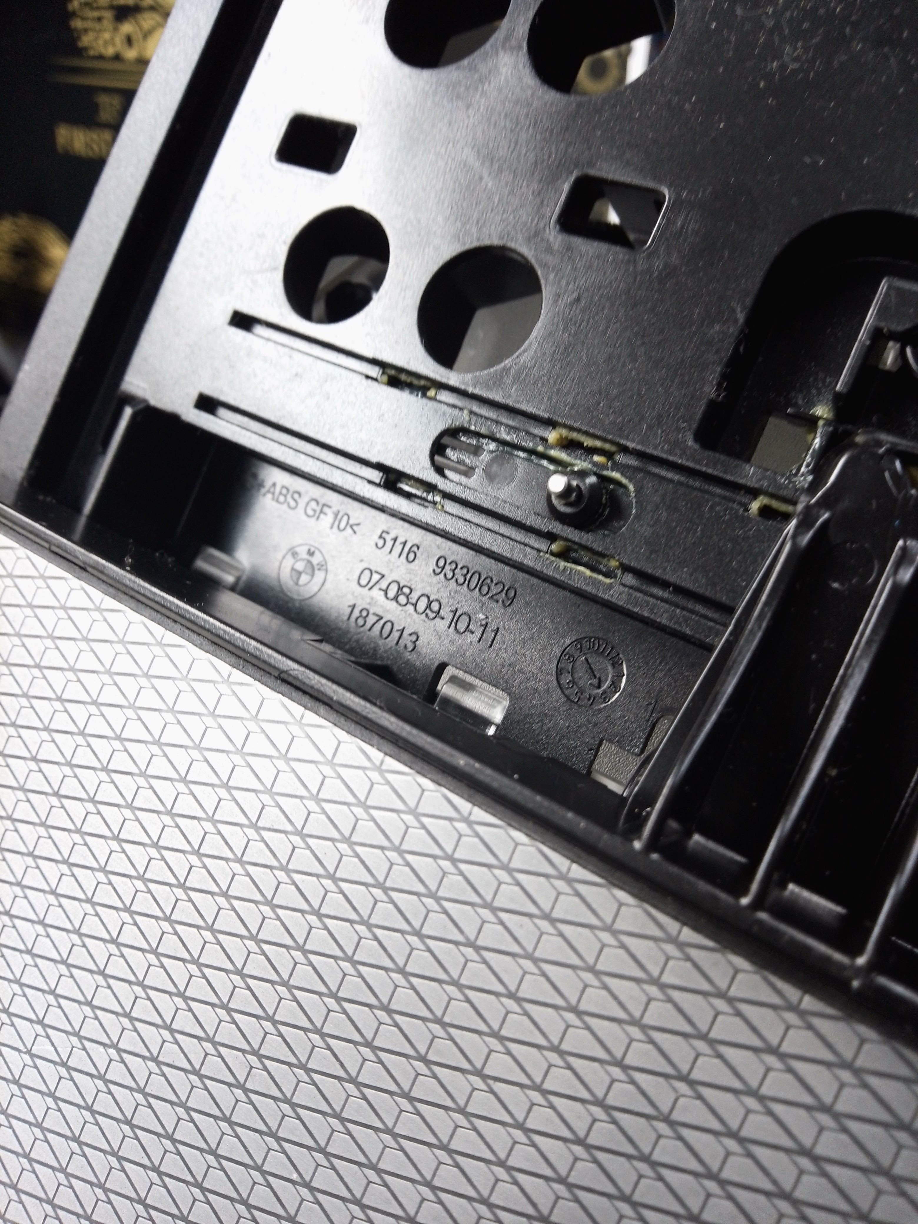 BMW 5 Series G30 G31 2019 Centre Console Compartment Lid (9330629)