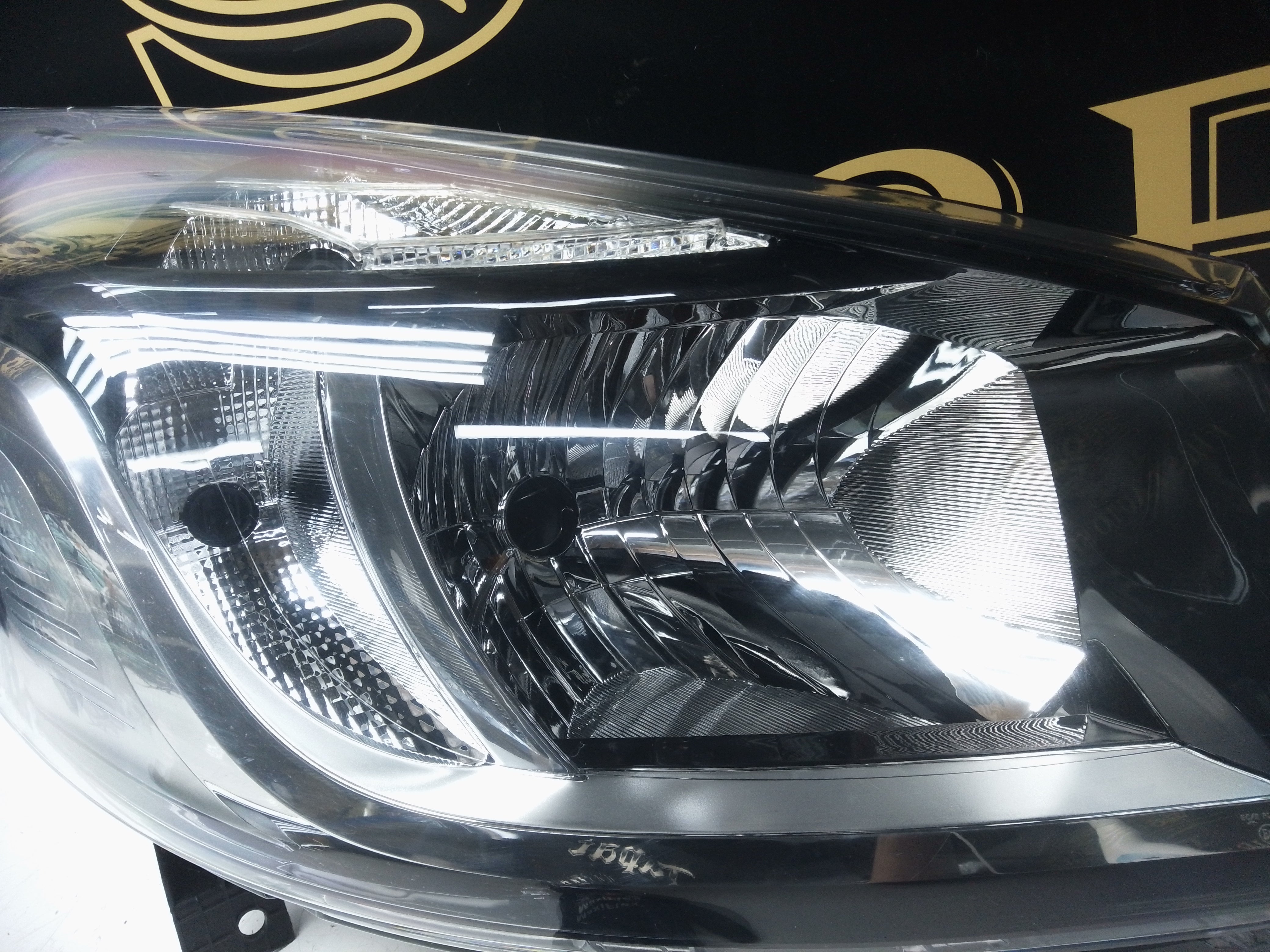 Renault Trafic 2015–2019 Right Headlight No Bulbs Included