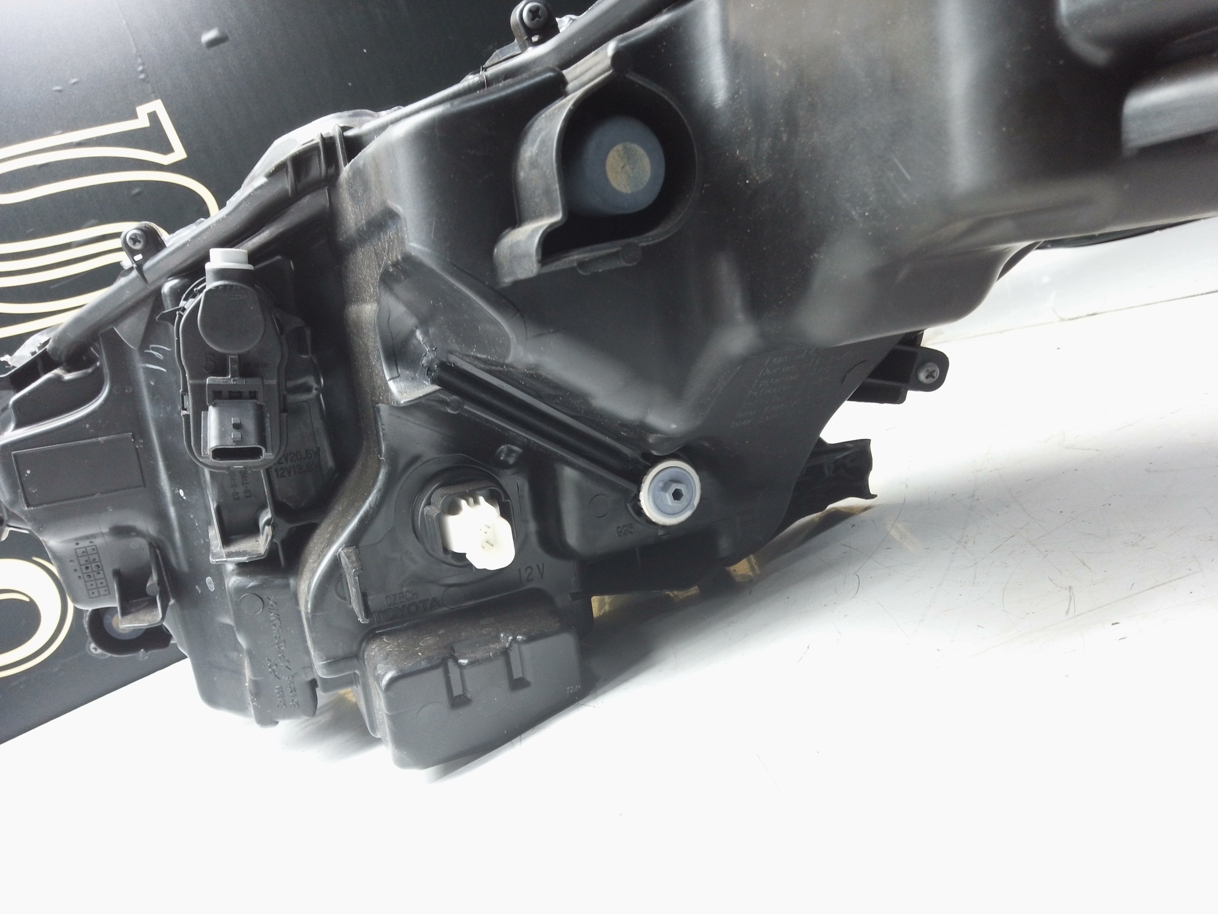 Toyota Yaris 2019–2023 Right Headlight