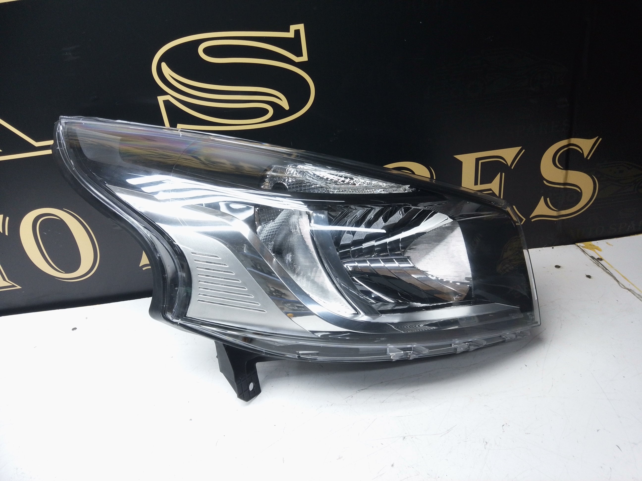 Renault Trafic 2015–2019 Right Headlight No Bulbs Included