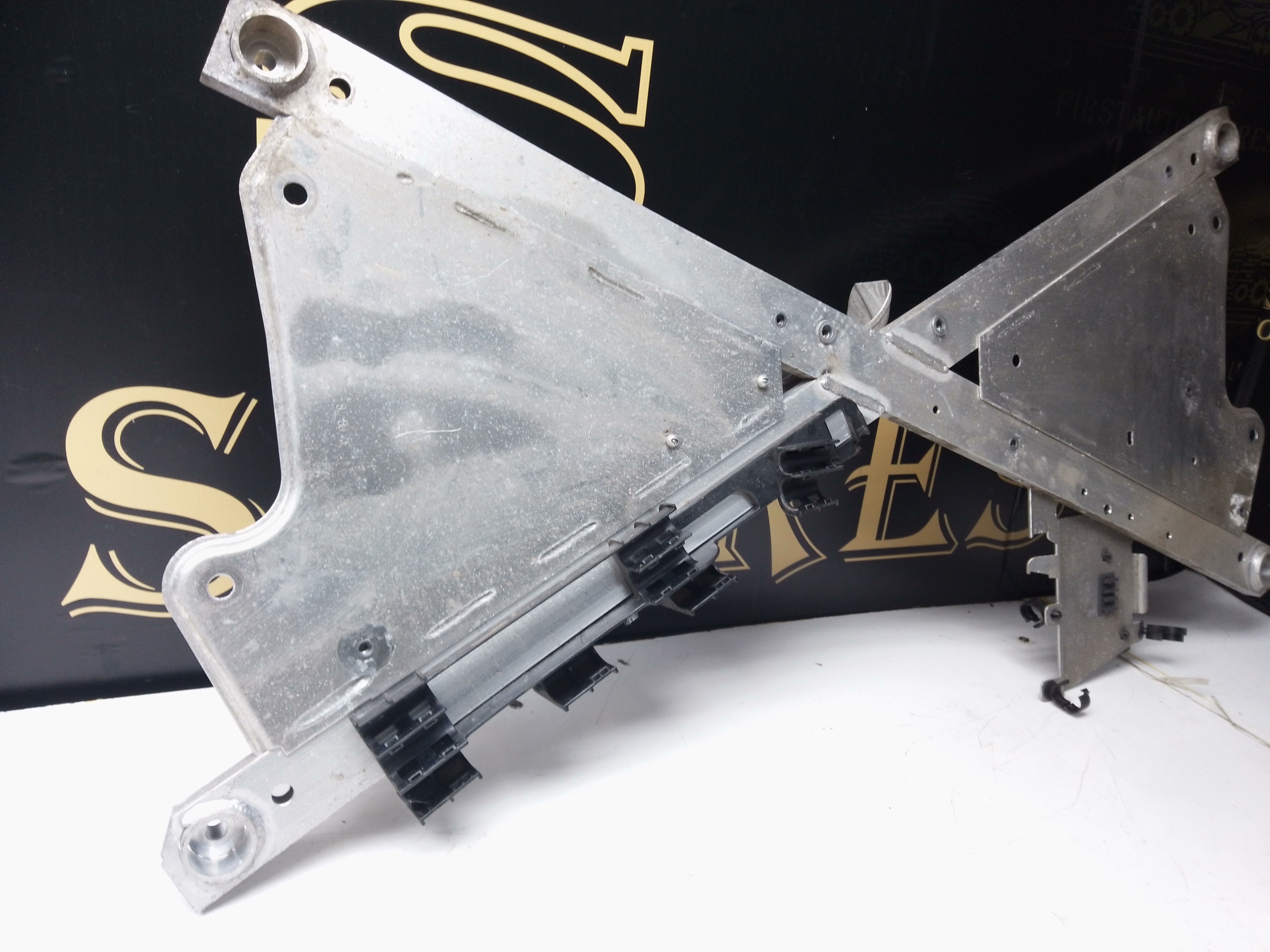 BMW i3 I01 Vertical Strut (6879520) (6818825)