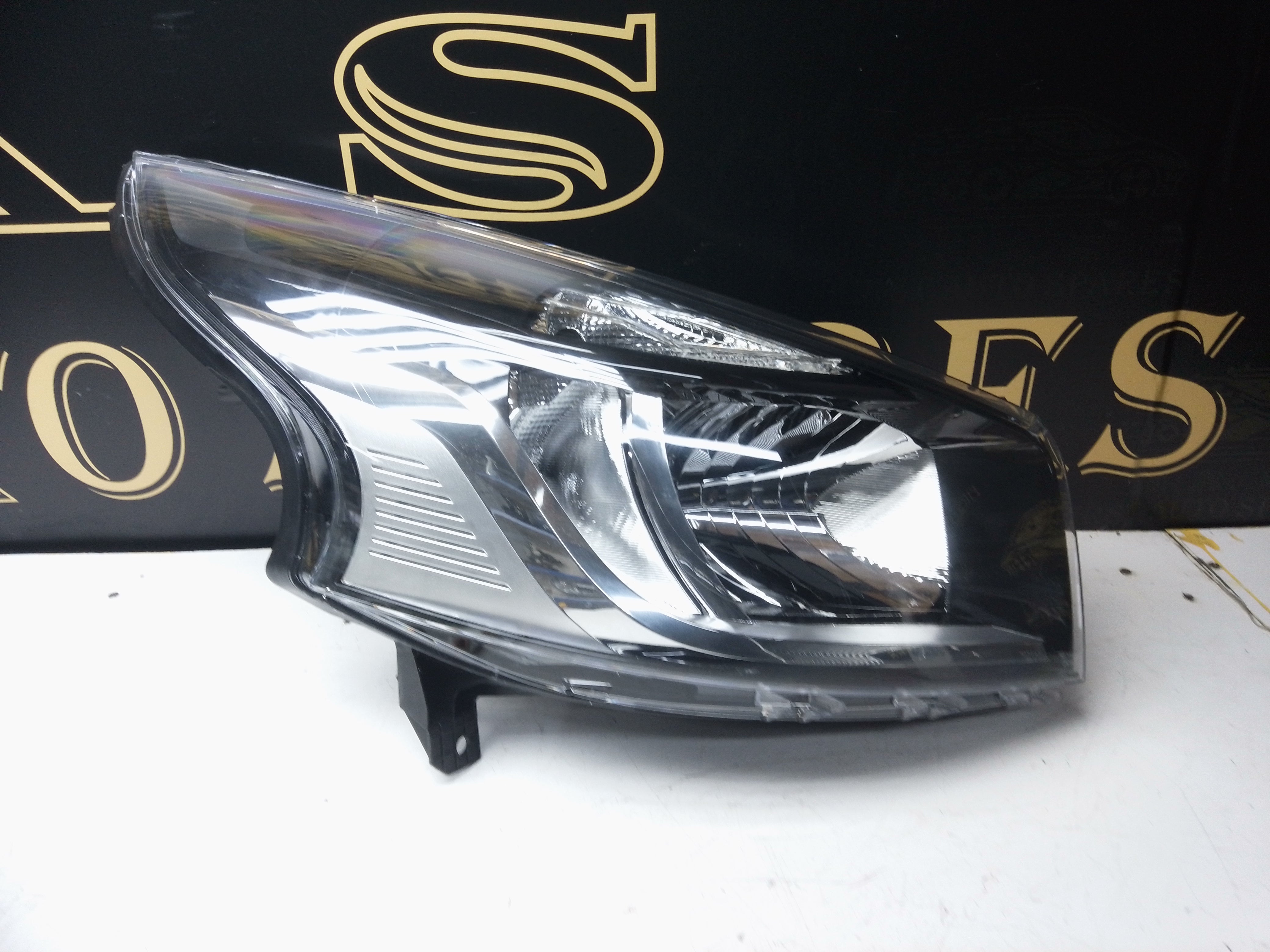 Renault Trafic 2015–2019 Right Headlight No Bulbs Included