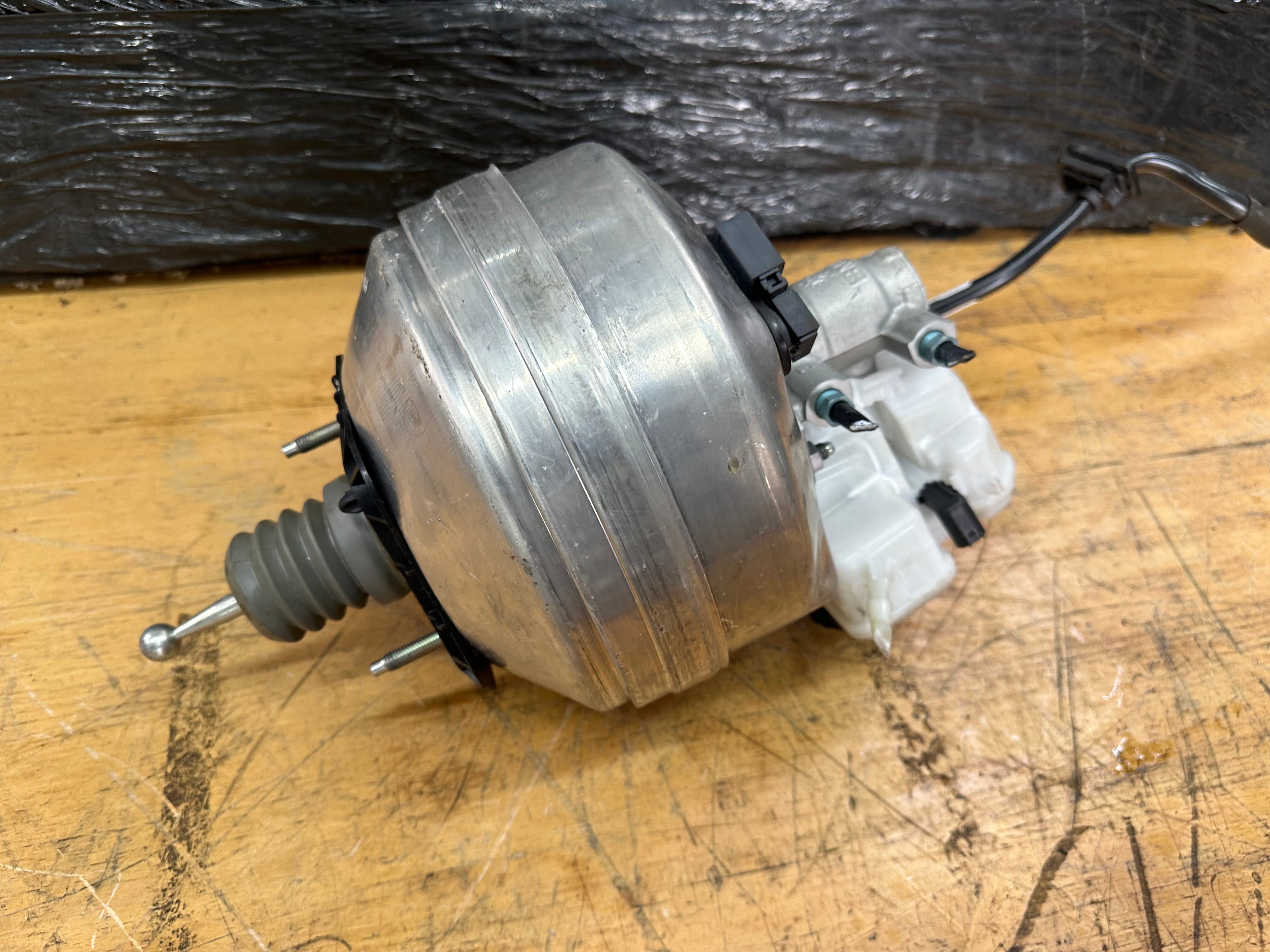 BMW 3 Series 330e G20 G21 2.0 Brake Master Servo Cylinder (6879424 01)