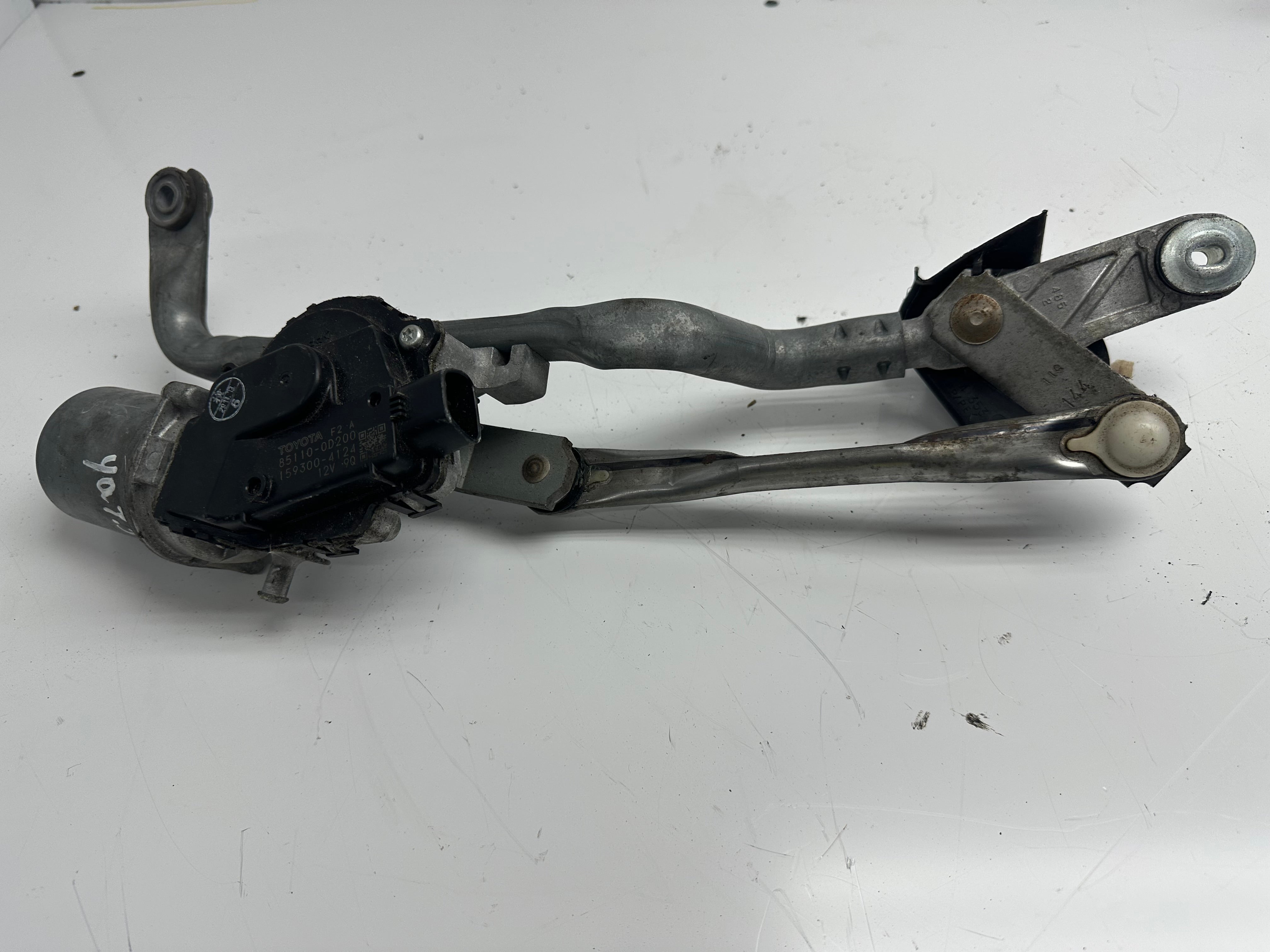 Toyota Yaris Front Wiper Motor & Linkage (85110-0D200, 159300-4124)
