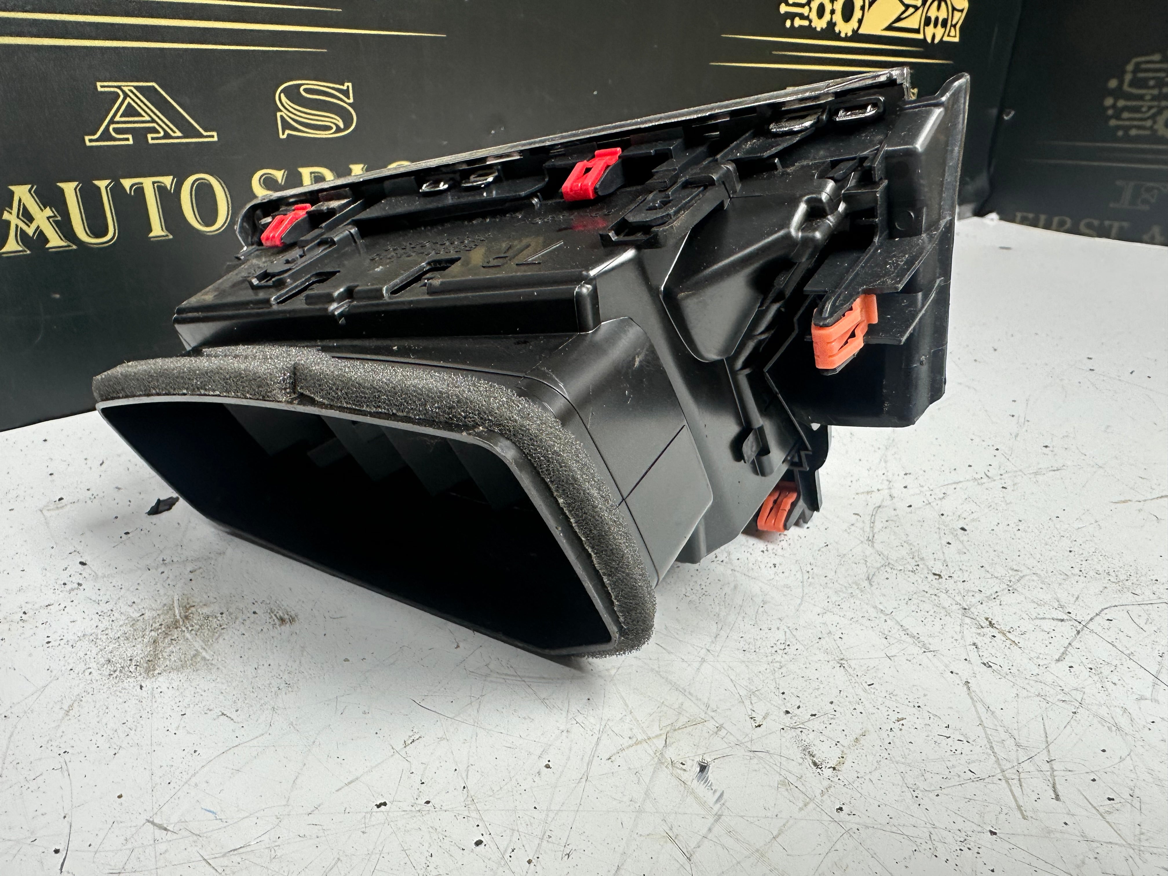 Toyota Corolla Right Dashboard Air Vent (55660-02510) (55660-02520)