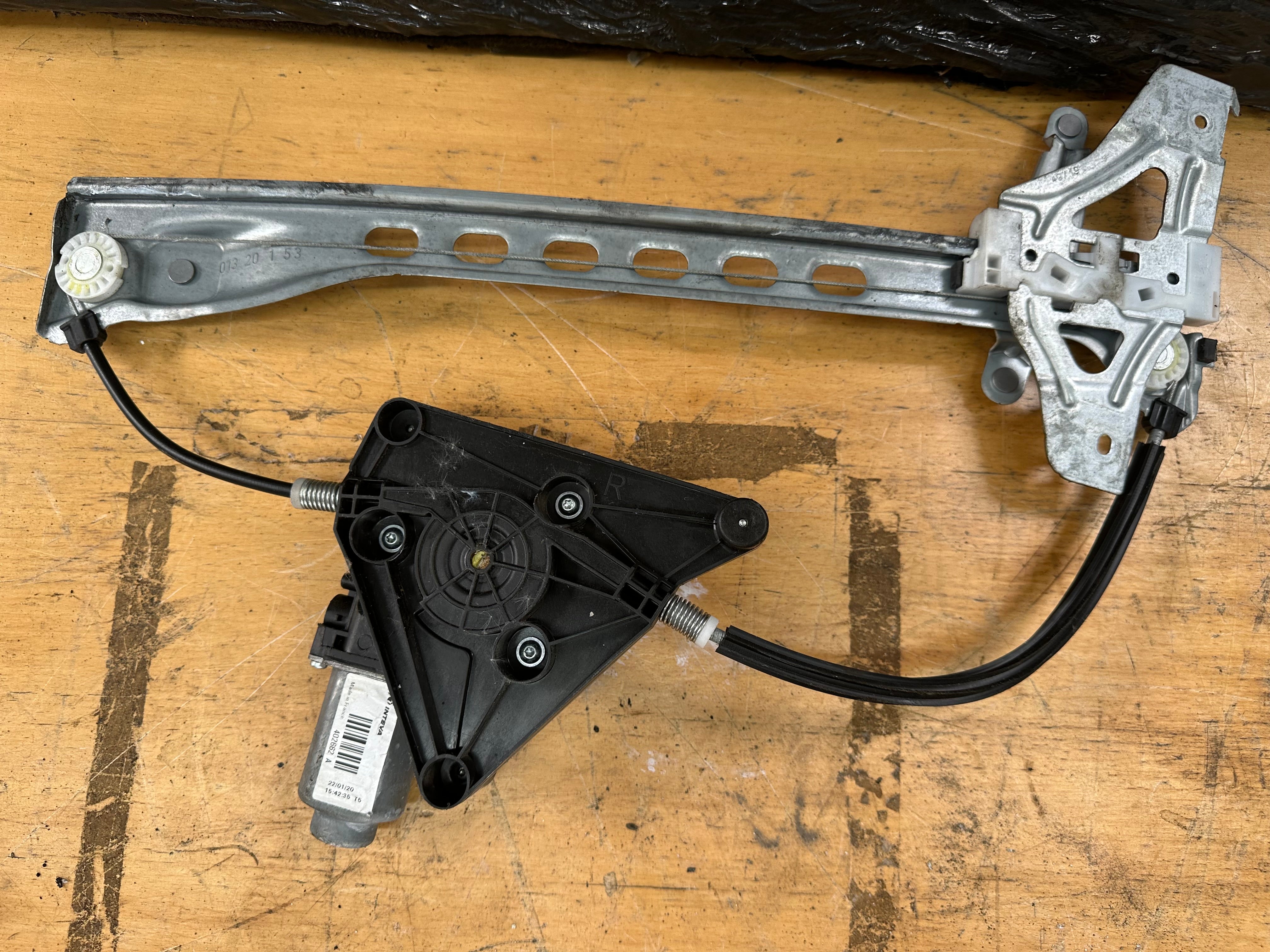 Peugeot 108 2018 Driver’s Right Front Window Regulator (402662A)