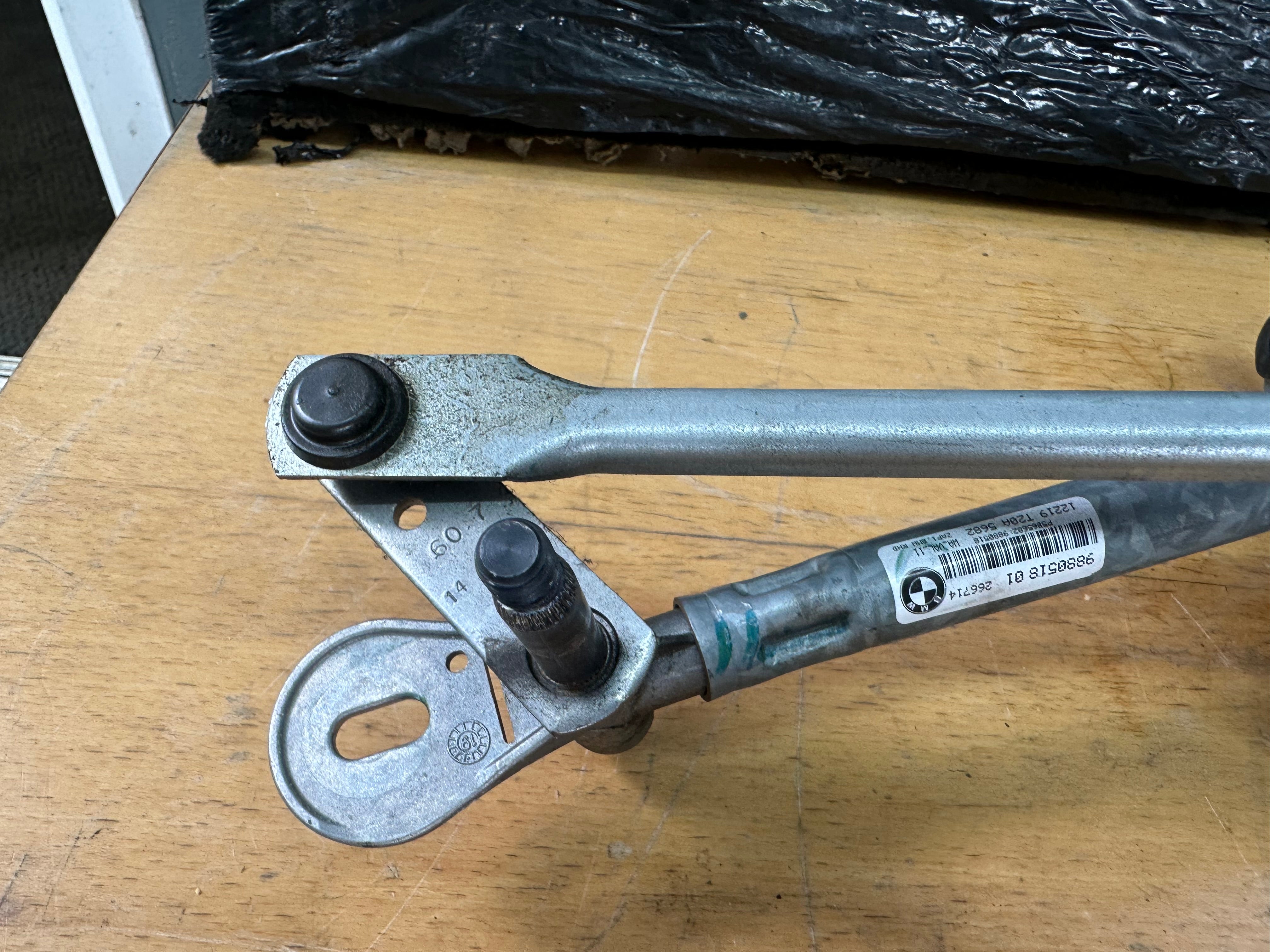 BMW X5 G05 / X6 G06 2019 Front Window Motor Regulator & Linkage (8739980)