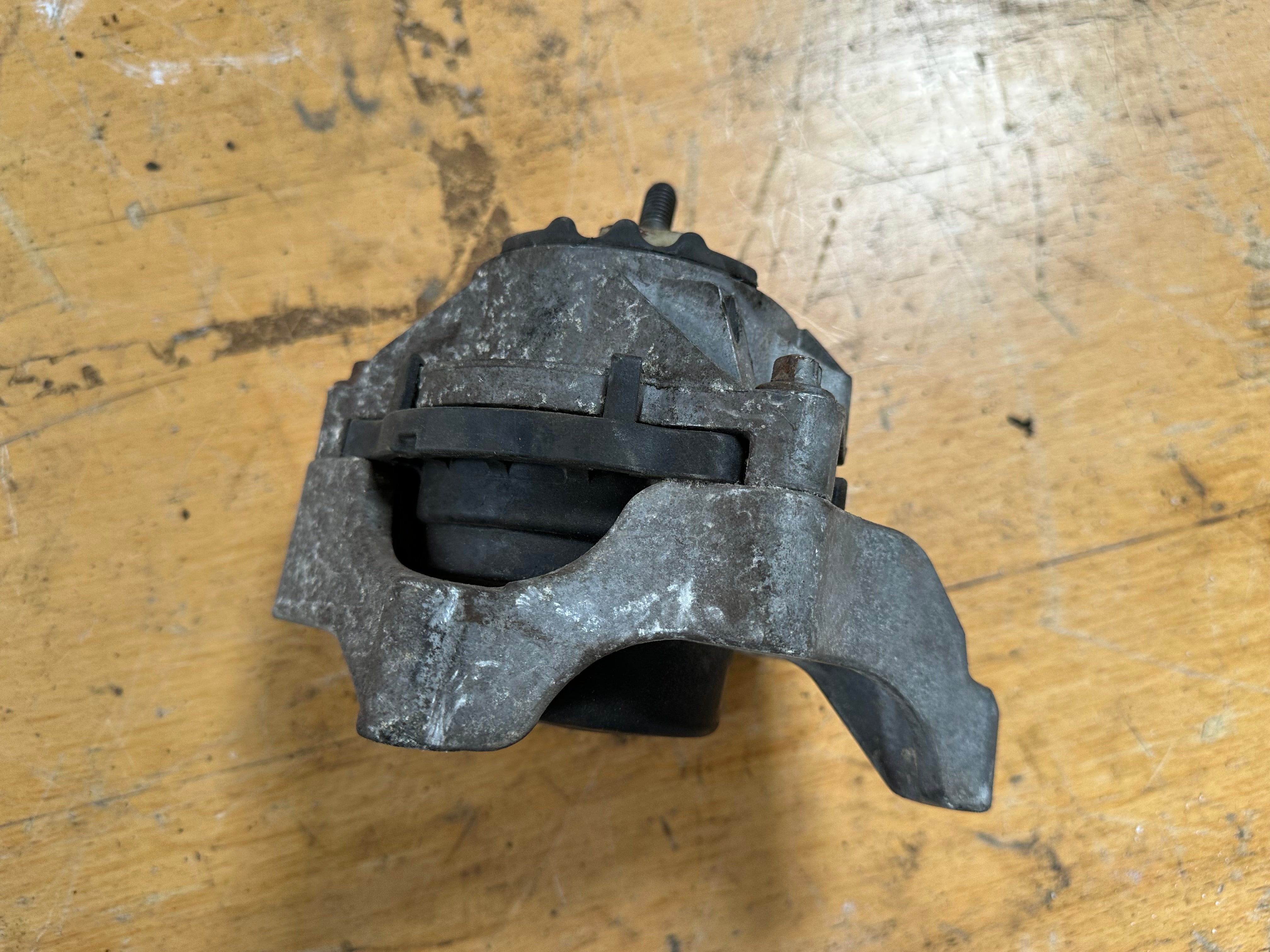 BMW 1 Series F21 2015 Right Engine Mounting (6859408-01)