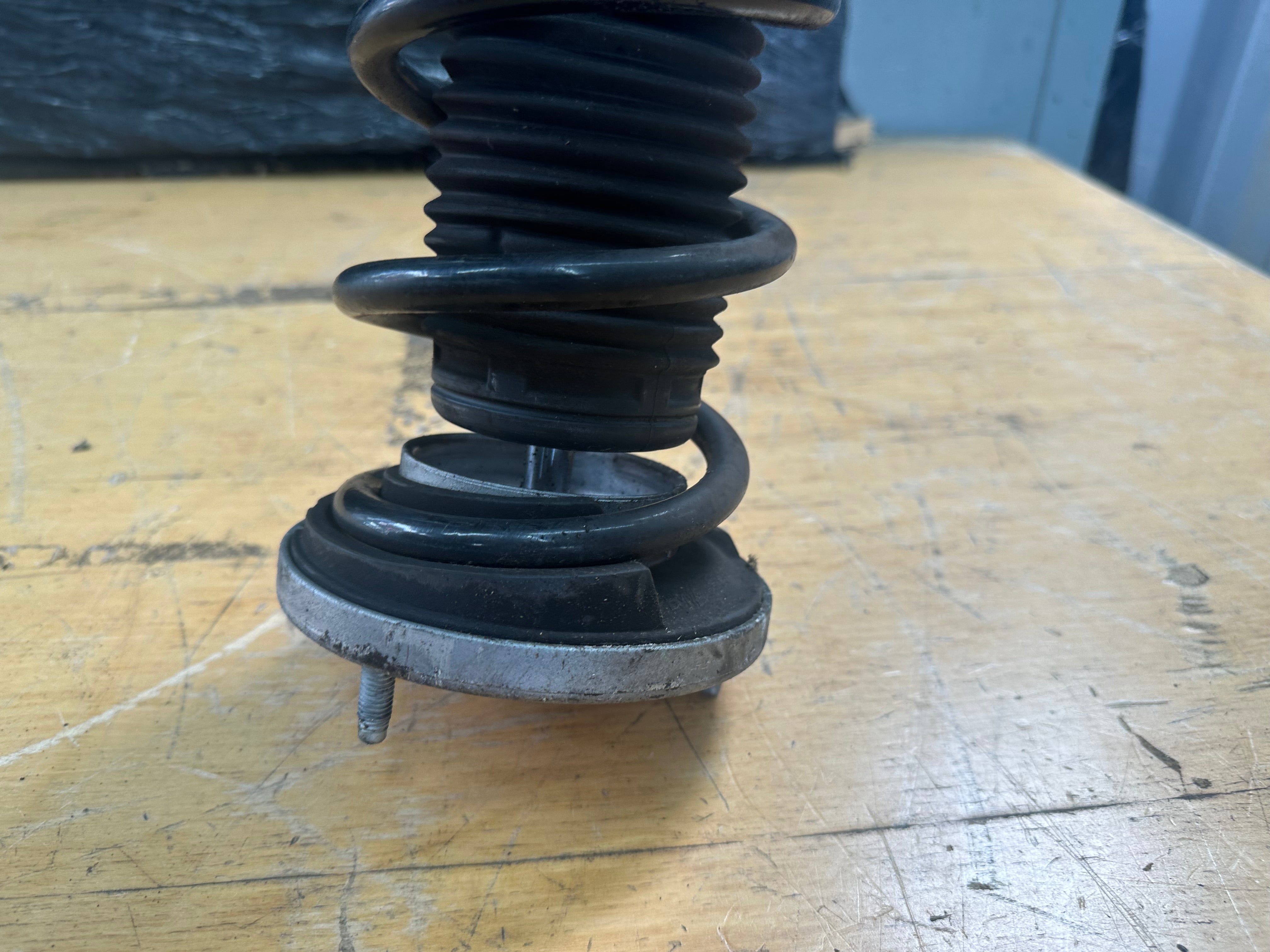 BMW 5 Series G30 Rear O/S N/S Left / Right Suspension Shock Absorber (6866617 02)