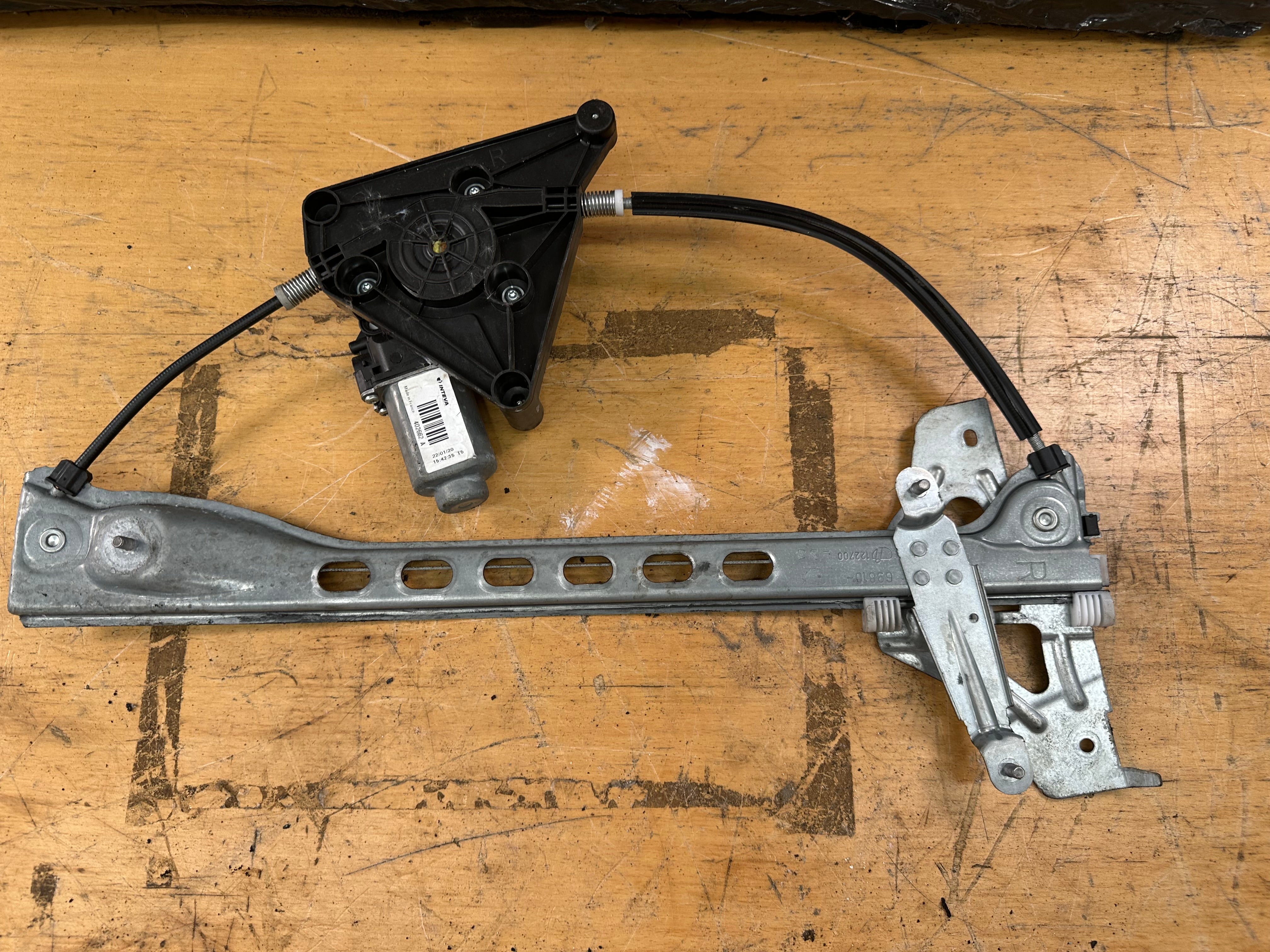 Peugeot 108 2018 Driver’s Right Front Window Regulator (402662A)