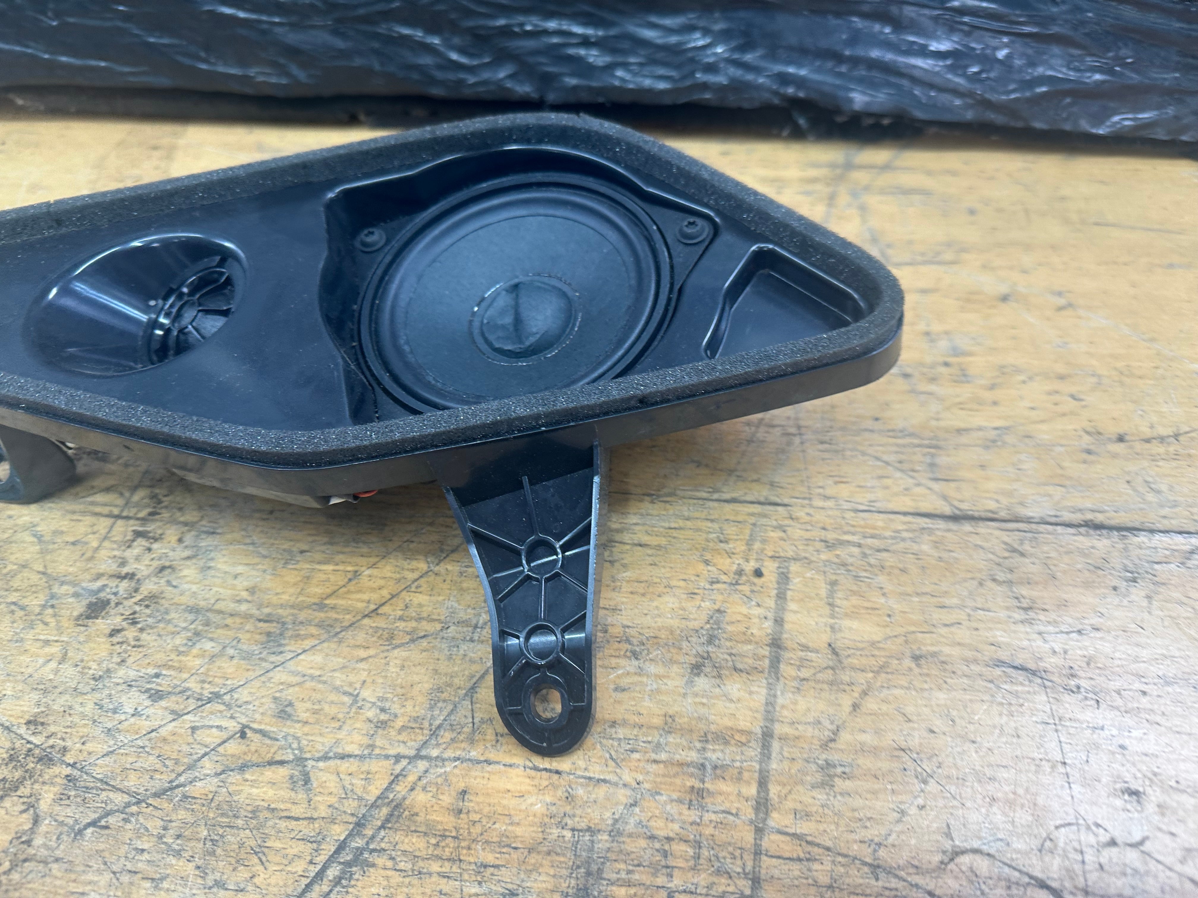 BMW X5 G05 2019 Rear Passenger Left Door Speaker (2622517) (30963640) (2622519)