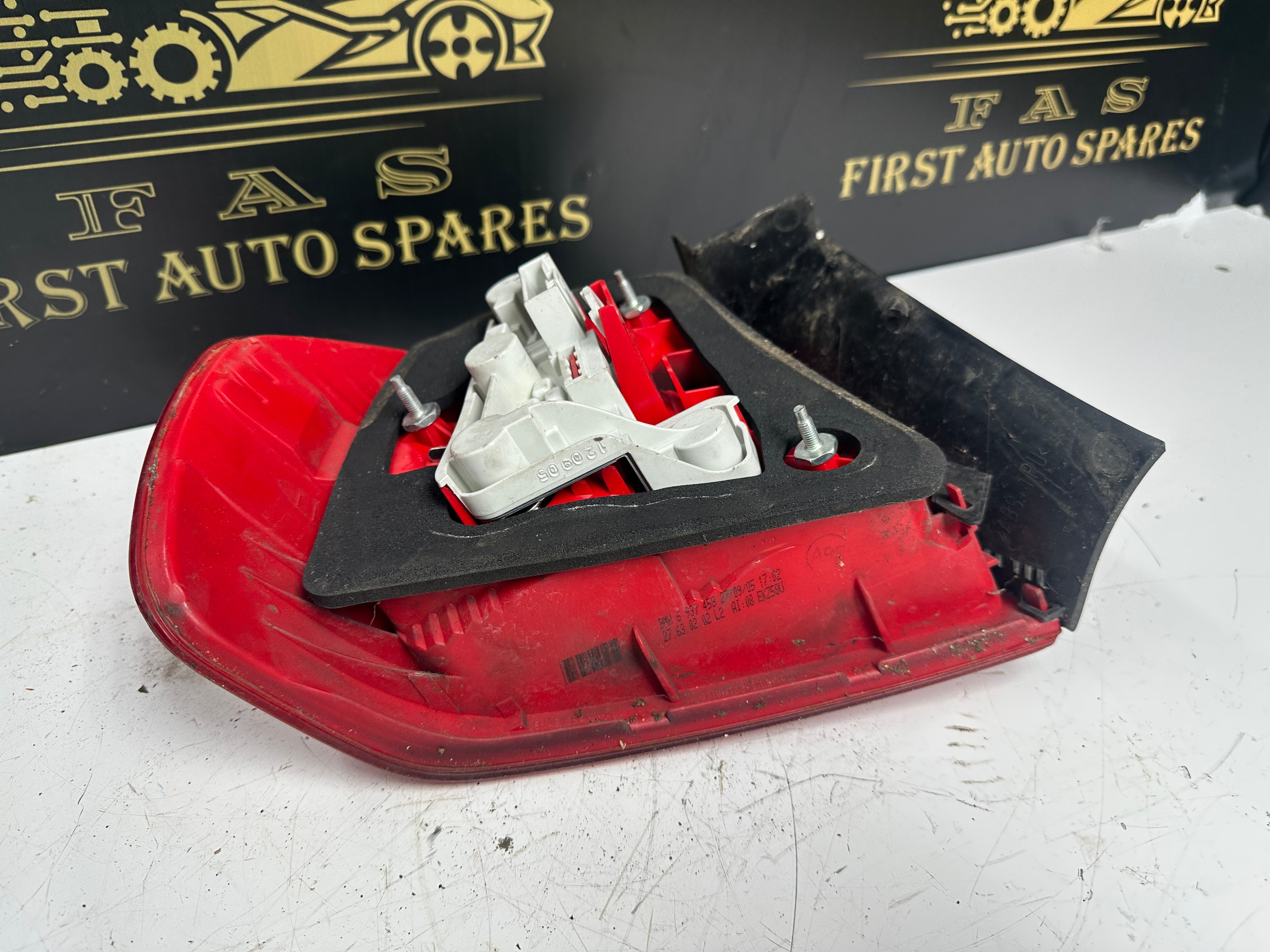 BMW 3 Series E90 E91 E93 2008 Right Rear Tail Light (276302 R)