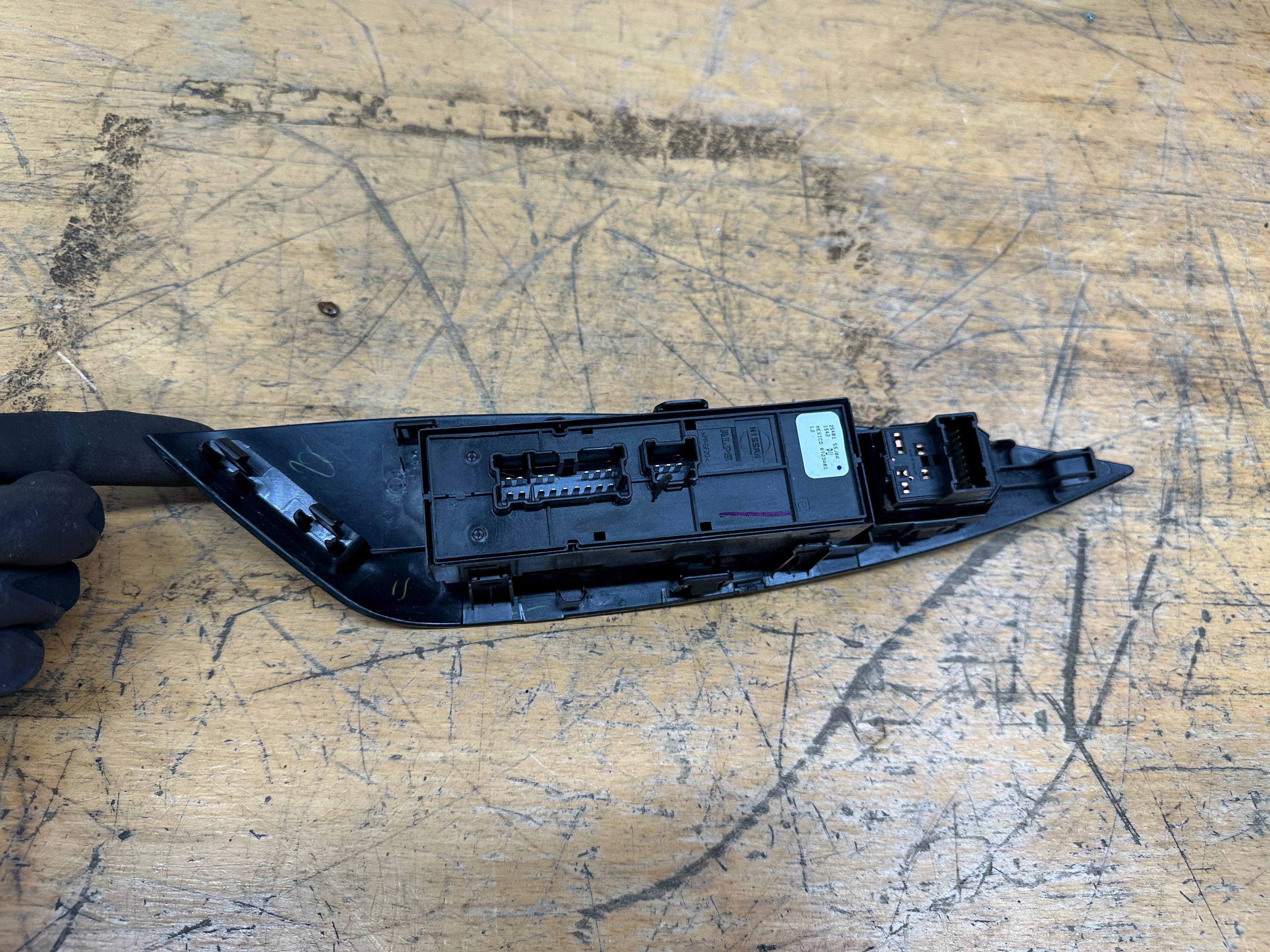 Nissan Leaf 2021 Front Right Door Window Switch (80960 3NM0A) (25401 5SJ0A)