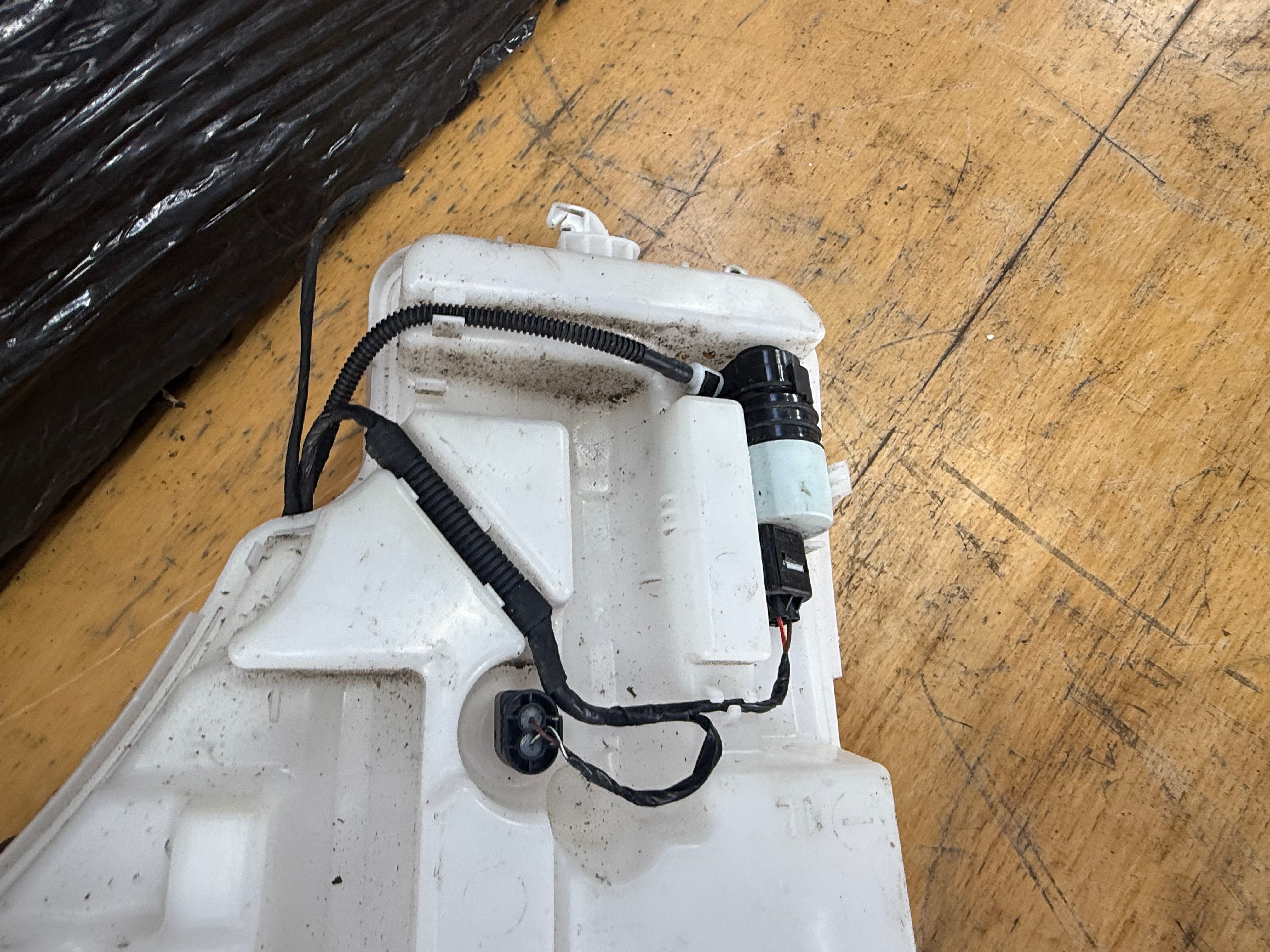 BMW 3 Series F30 Windscreen Washer Bottle & Pump (7241671-14) (7241671)