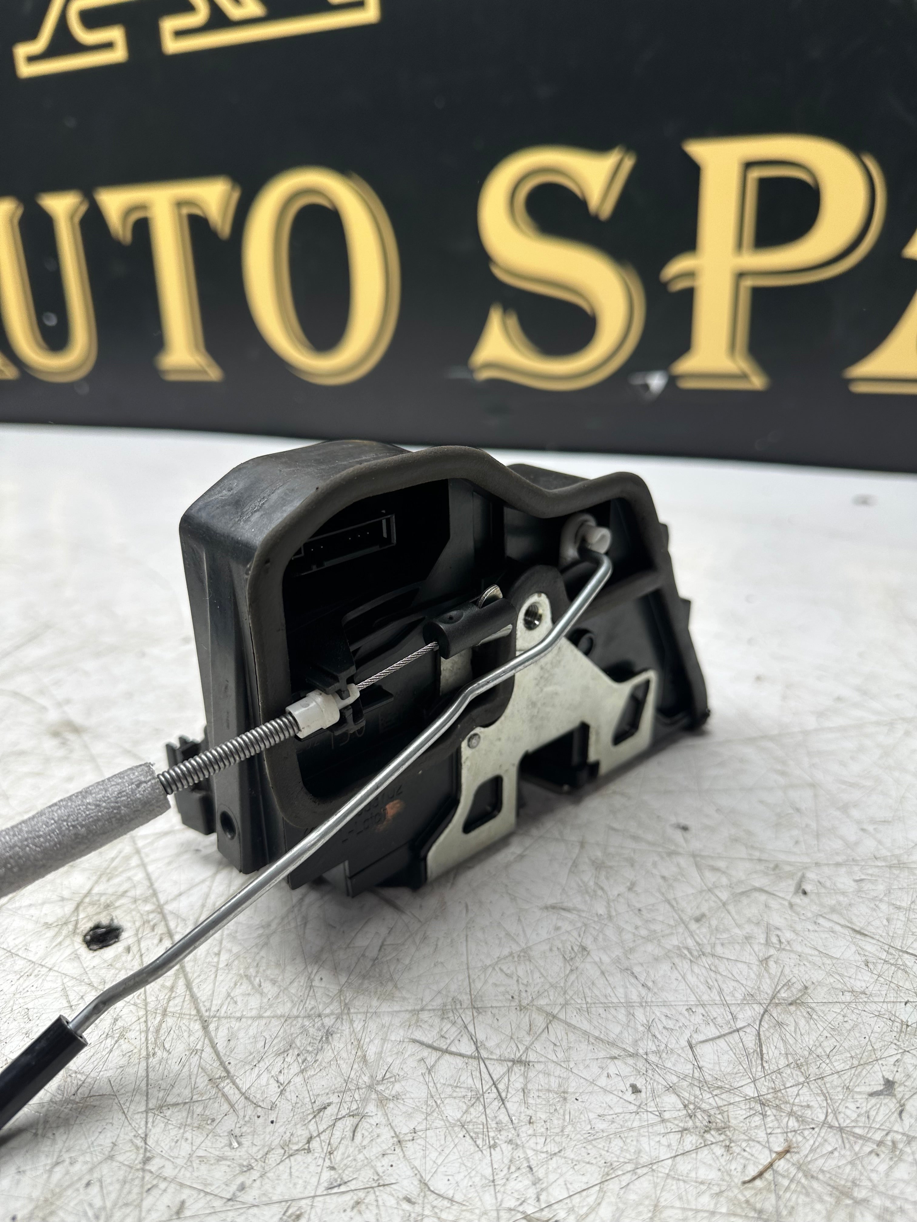 BMW 1 Series F20 LCI Front Door Handle Bracket – Driver Side (7297750)