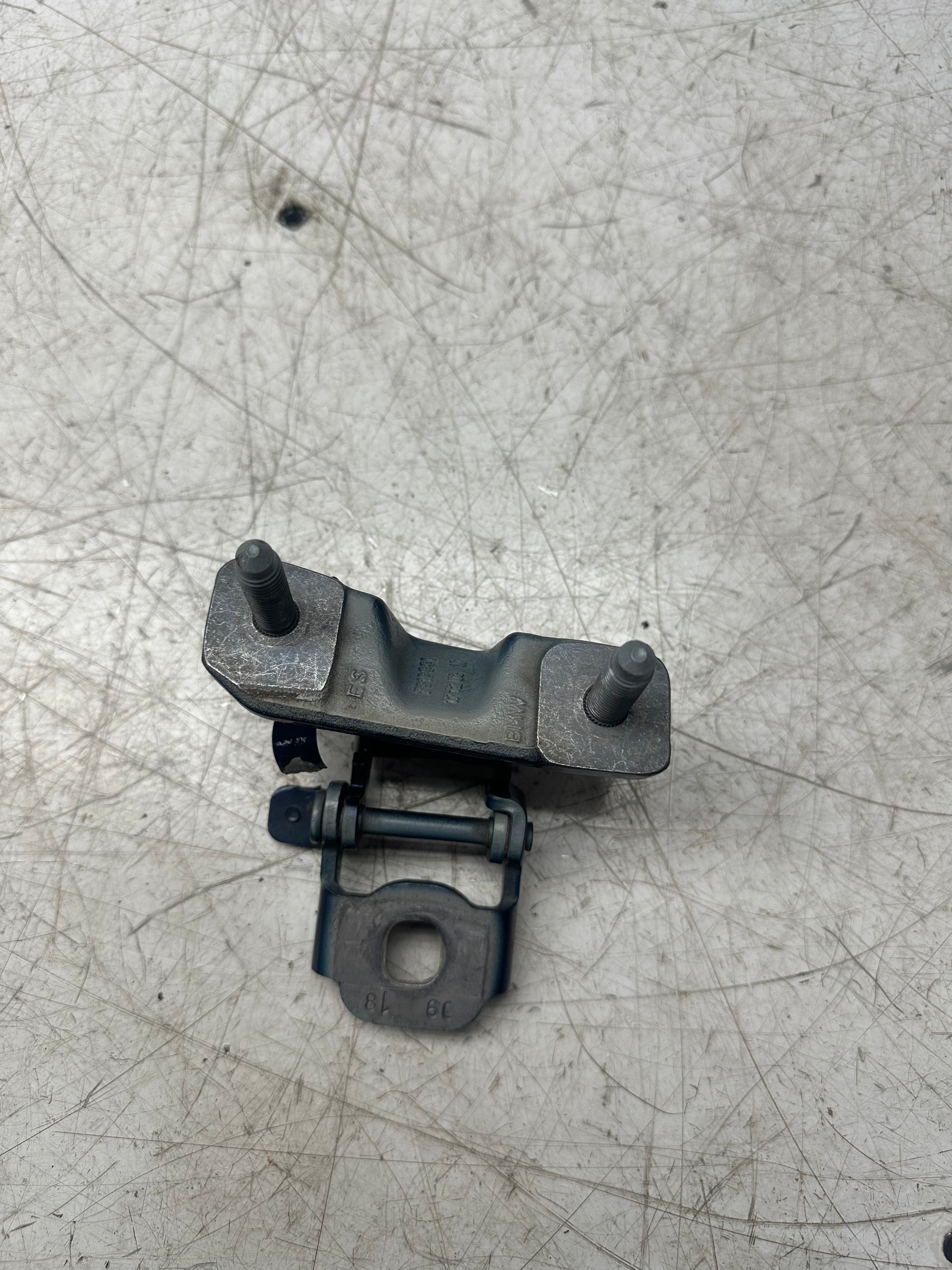 BMW 2 Series Gran Tourer F46 Tailgate / Boot Lid Hinges (2015–2022)(7318931 / 7318932)