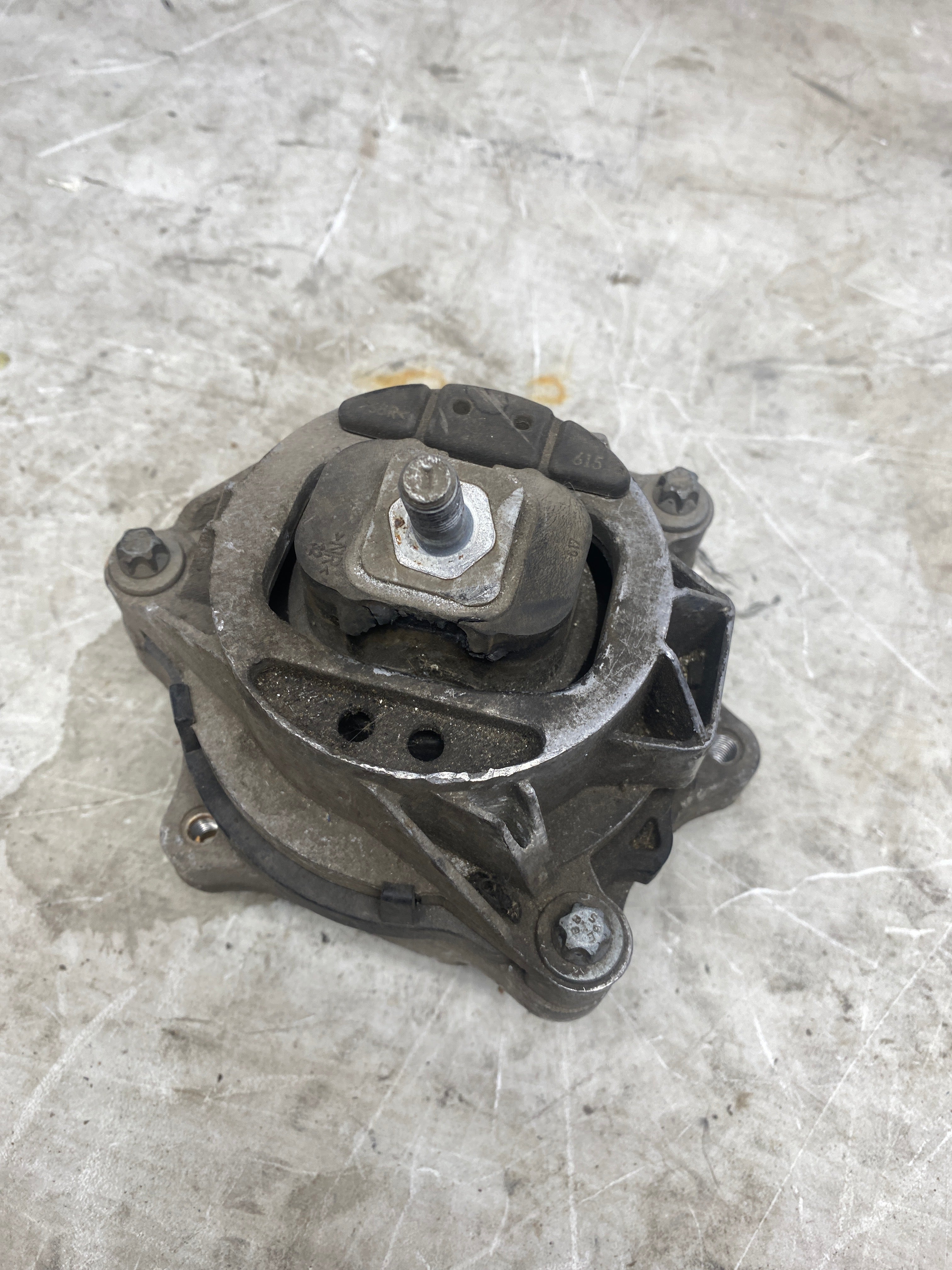 BMW 3 Series F30 330e 2.0 Hybrid Petrol Left Side Engine Mount 2016–2018 (6865469-01)