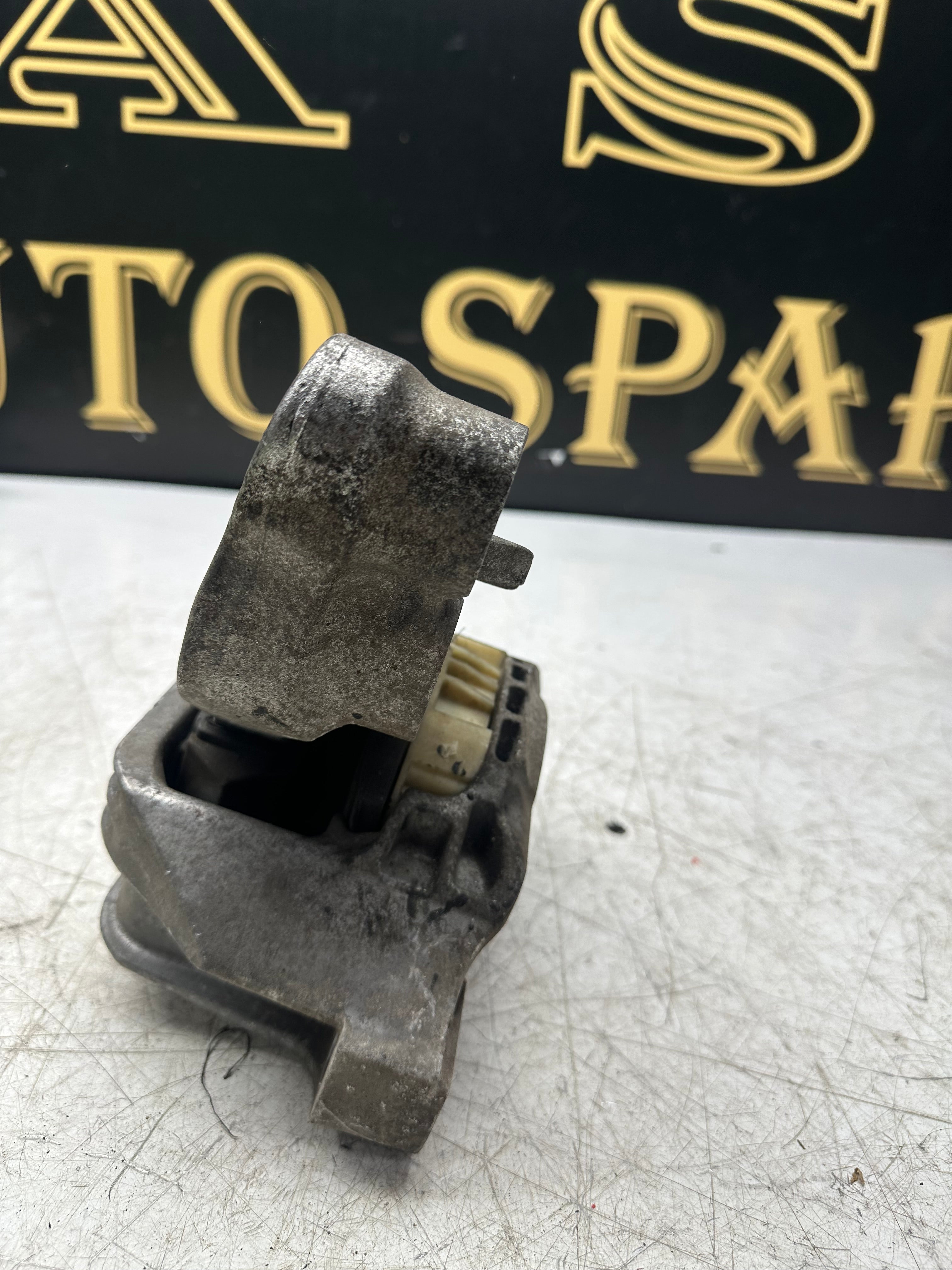 Mercedes-Benz CLA Front Left Engine Mount 26008326 –