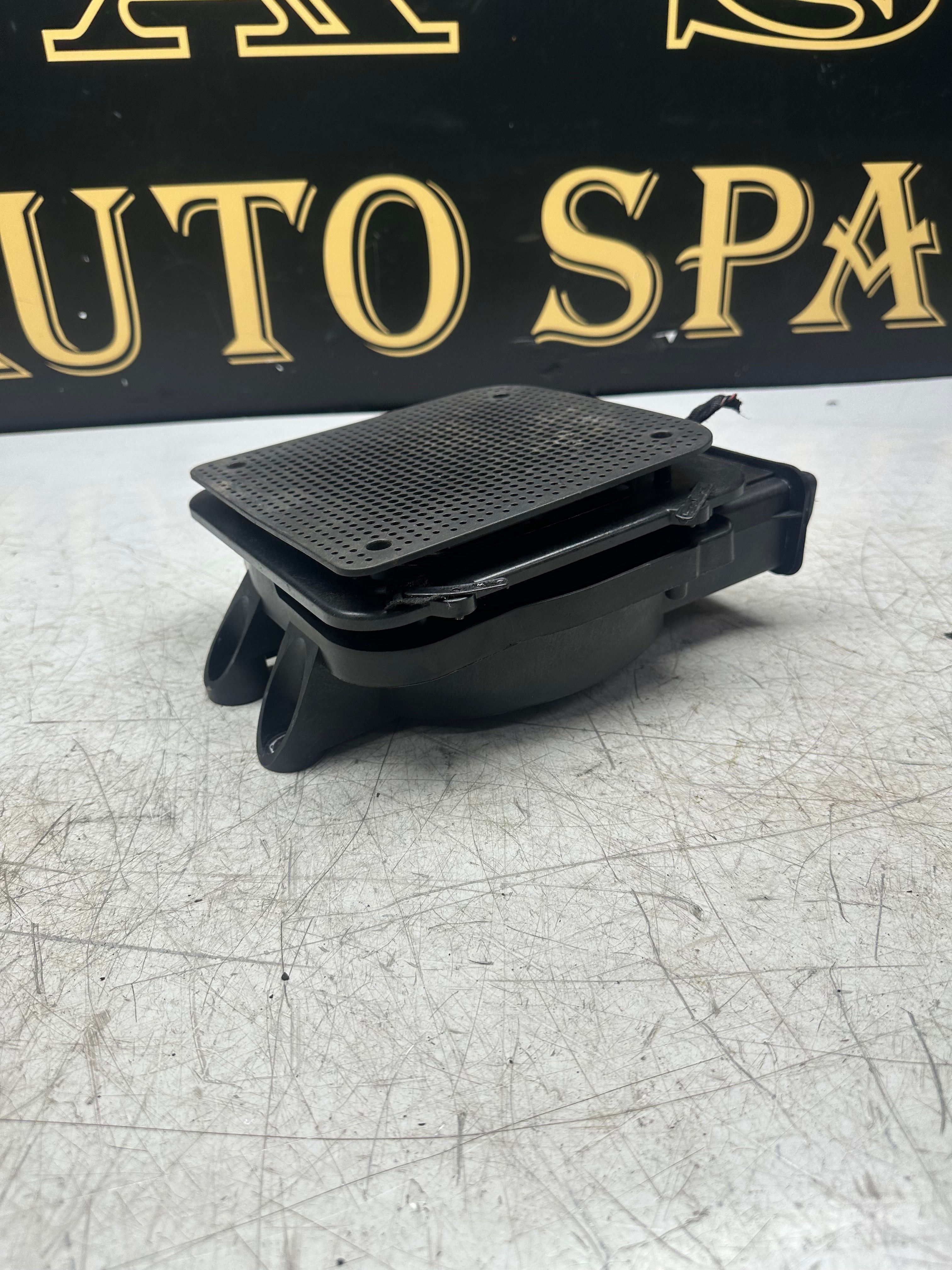 BMW 2 Series F45 Subwoofer Speaker 927599504 / SAU106903 – 2014–2021