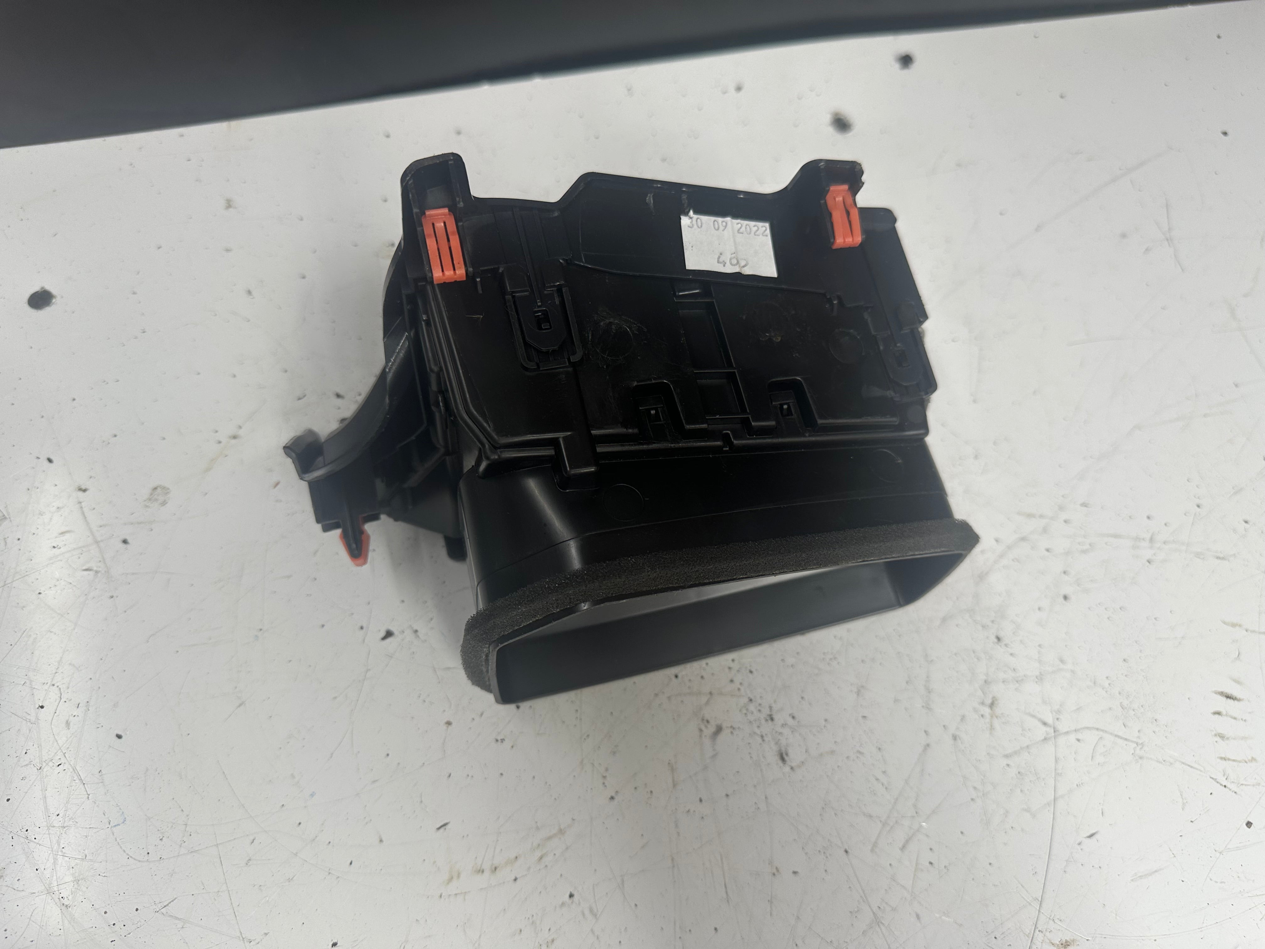 Toyota Corolla Right Dashboard Air Vent (55660-02510) (55660-02520)